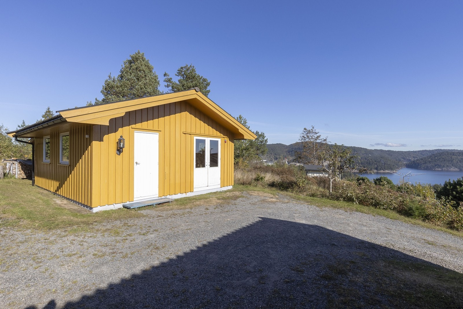 Inngang til bod på venstre side. Inngang til verkstedet/hobbyrommet på høyre side Galleribilde