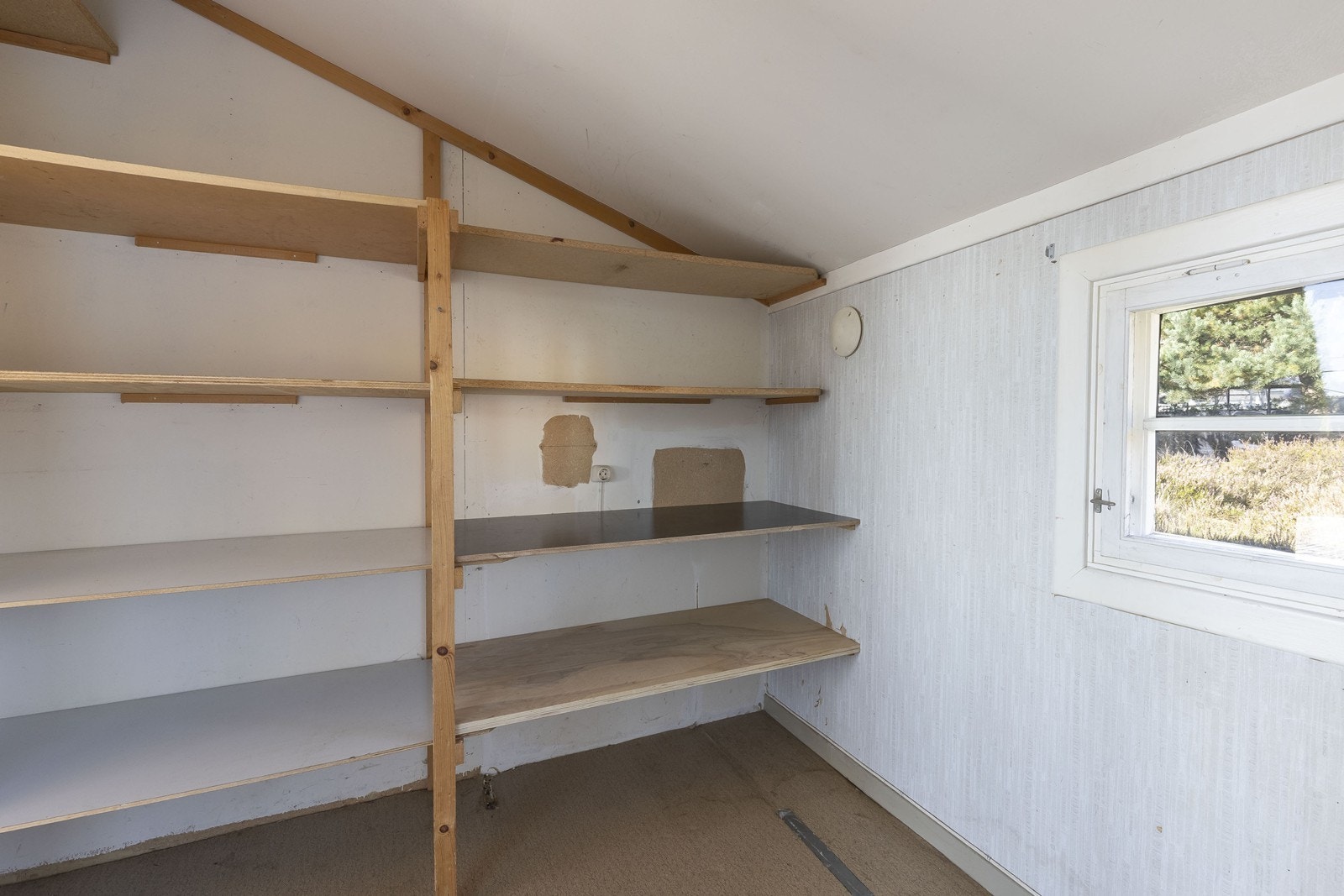 Innenfor kontoret er det en innvendig bod med hylleseksjoner. Inngang fra innsiden og utvendig fra verandaen Galleribilde