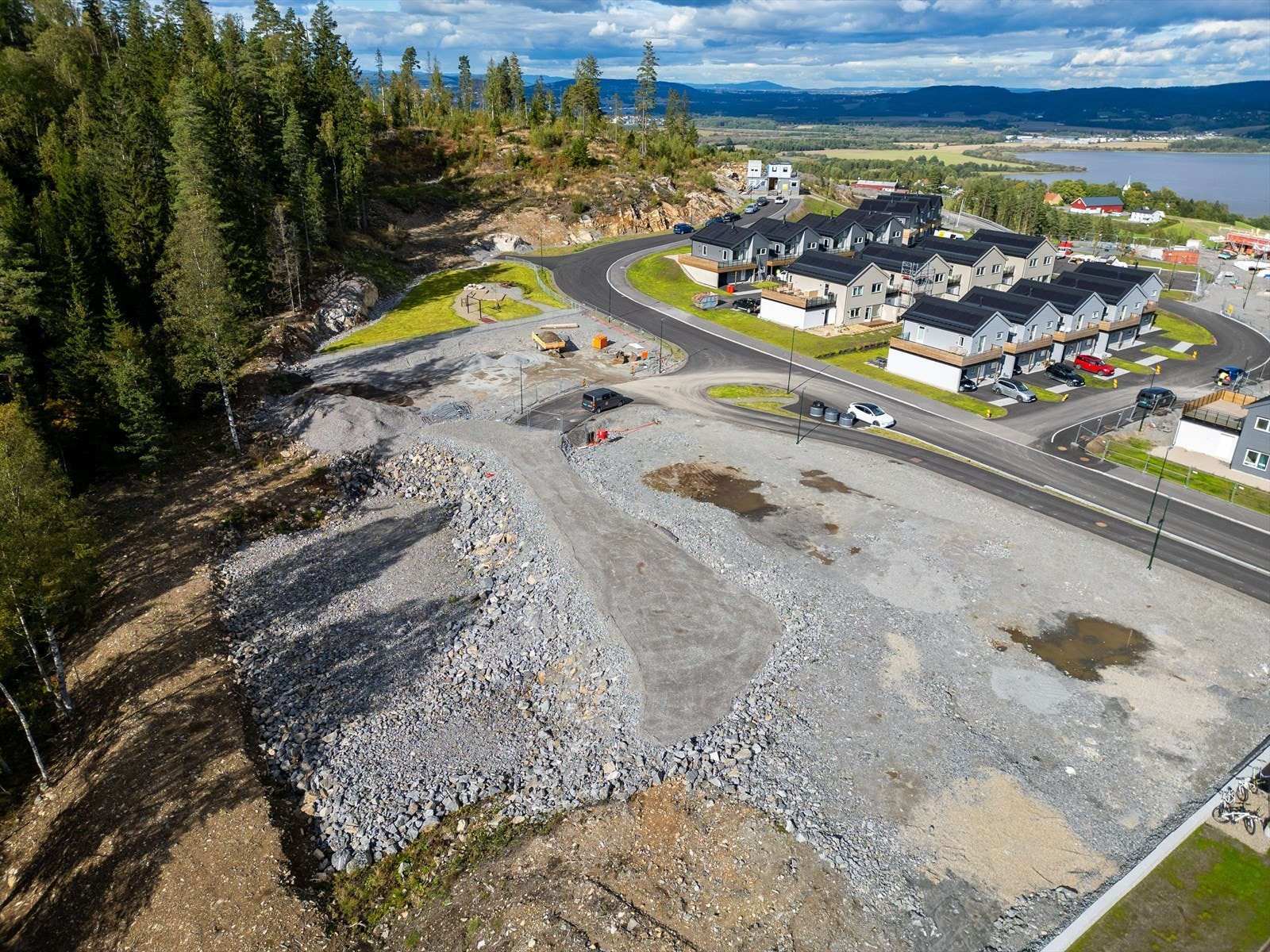Her bor du nært alt du trenger: kort vei til ny barneskole og ungdomsskole, butikker, servicetilbud og kollektivtransport. Galleribilde
