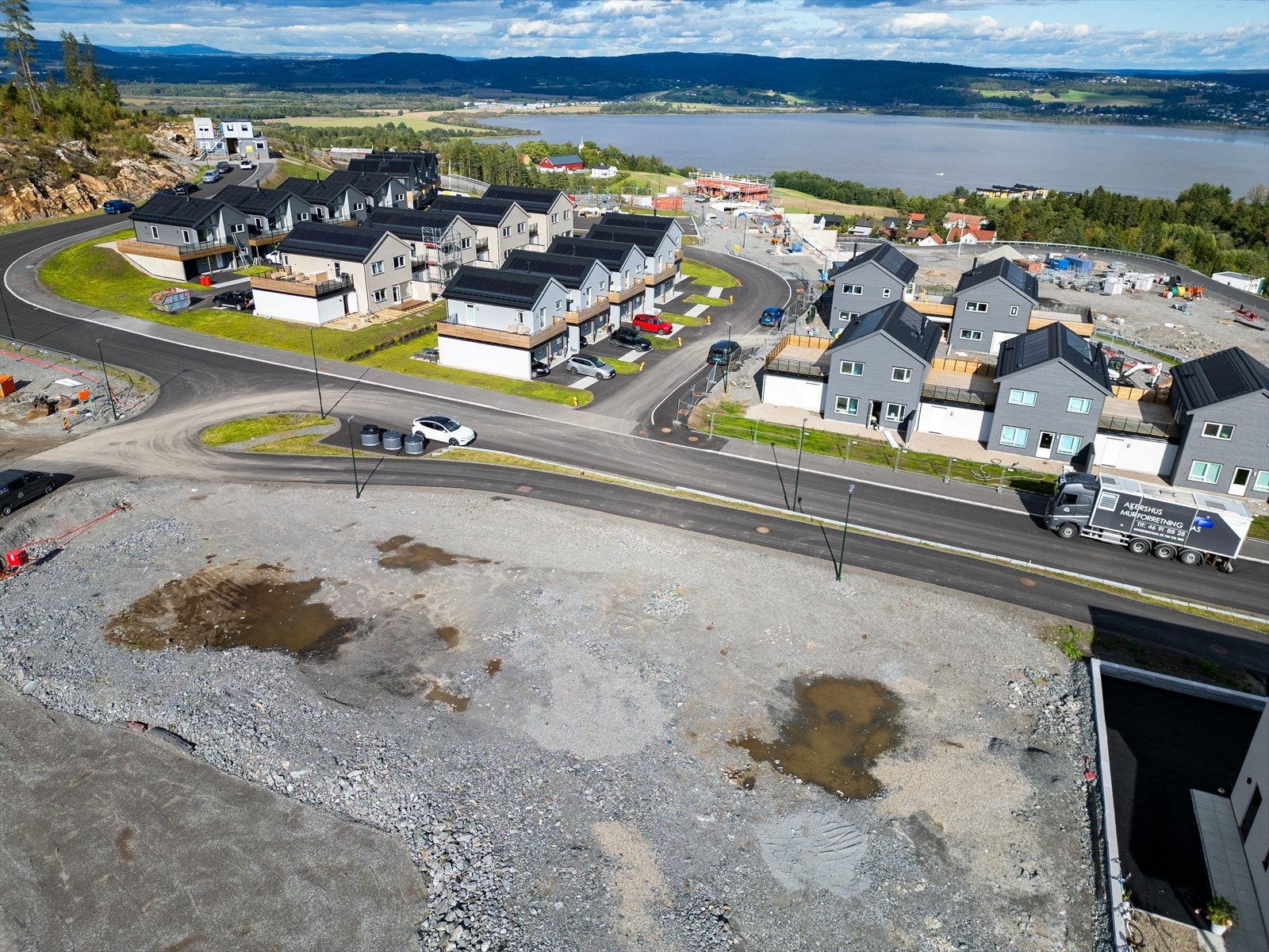 Her kan du bygge med BYA 25 %, inntil 2 etasjer og mønehøyde 9 m. Galleribilde