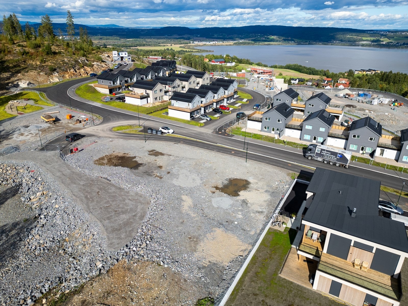 Fra Hansefellslynga er det kort vei til Fjerdingby barneskole (skolen ble tatt i bruk vinterferien 2023), Marikollen ungdomsskole og Rælingen videregående skole Galleribilde