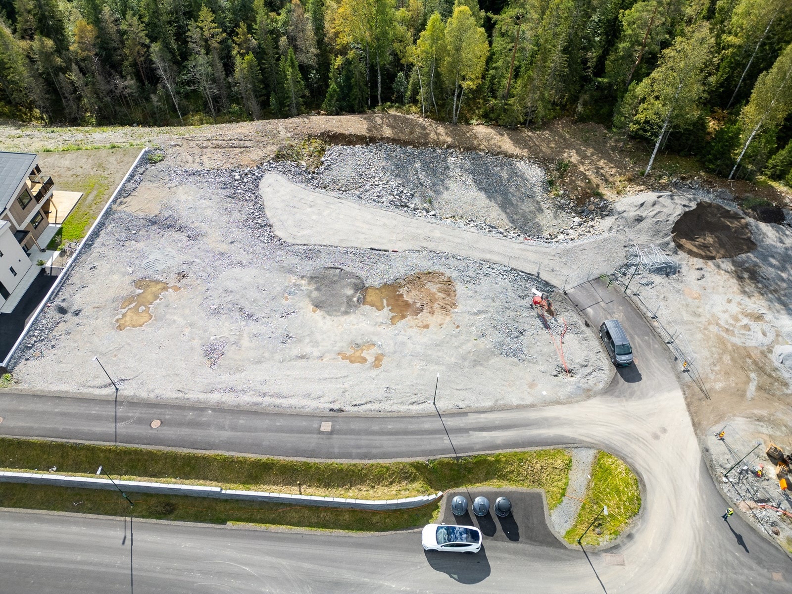 Det er opparbeidet adkomst / vei til tomtene. Galleribilde