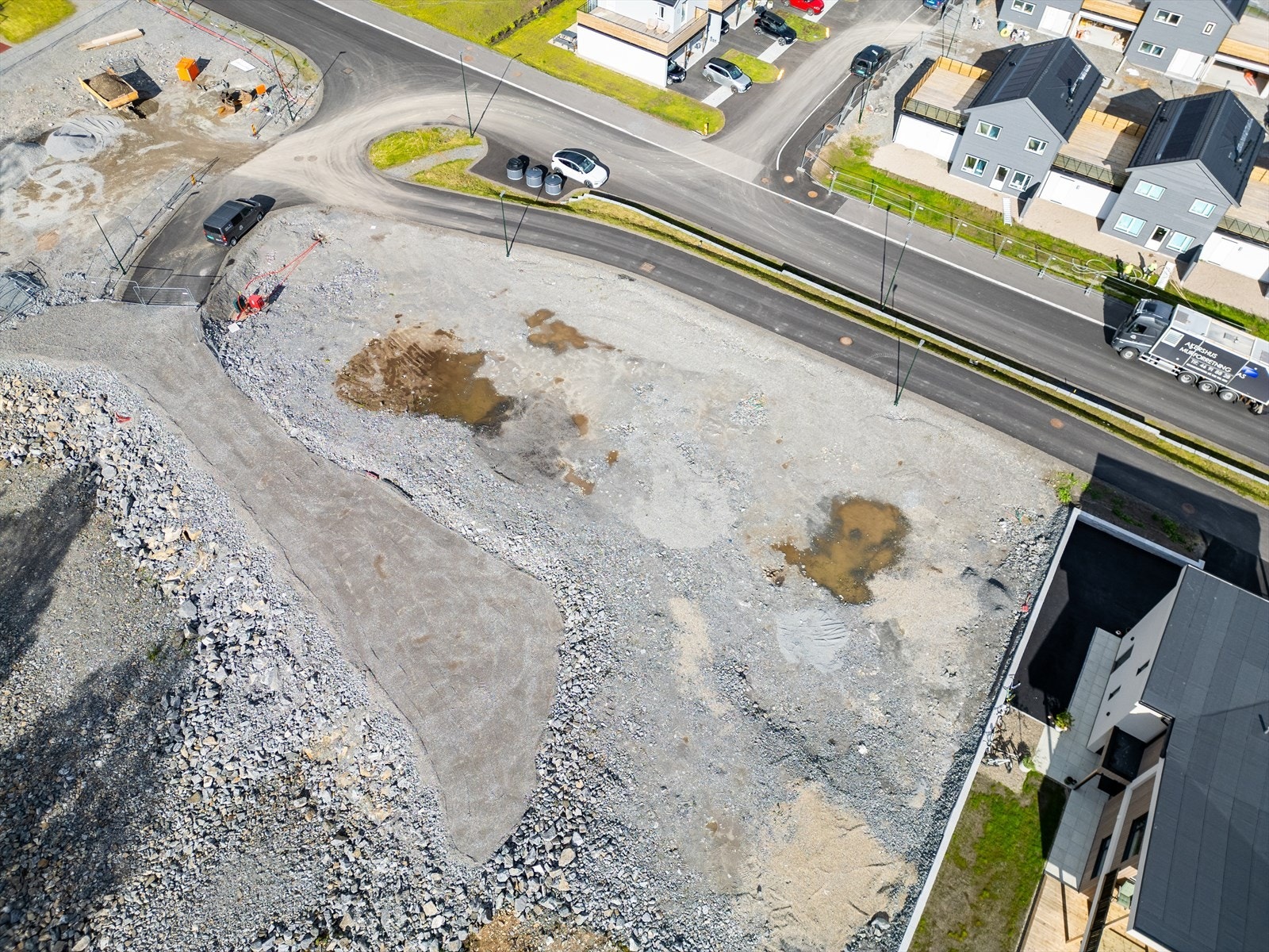 Begge tomtene er regulert for frittliggende småhusbebyggelse med enebolig eller enebolig med sekundærleilighet Galleribilde