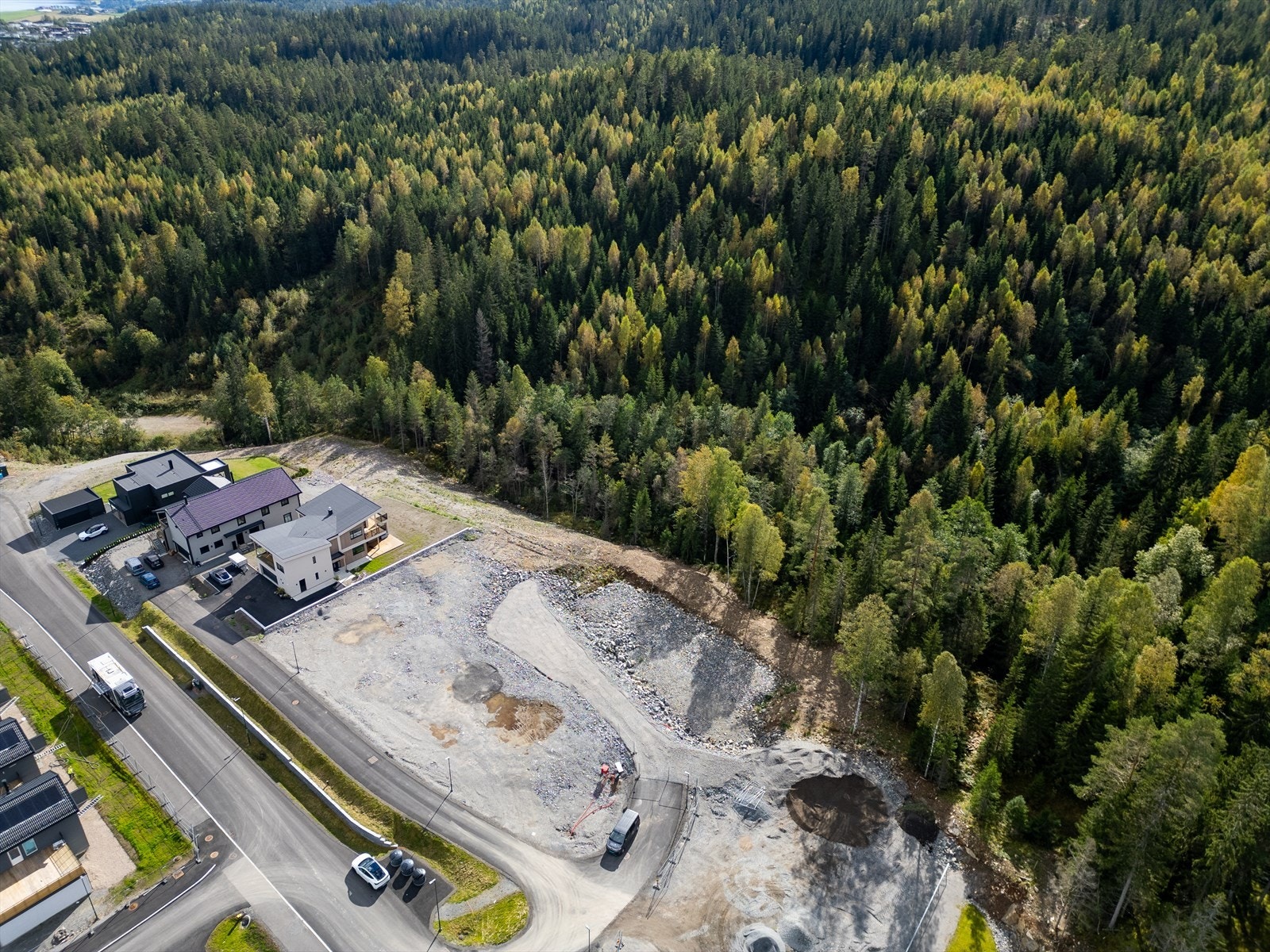 Tomt 108 grenser til allment tilgjengelige grøntområder som fungerer som leke- og turarealer. Galleribilde