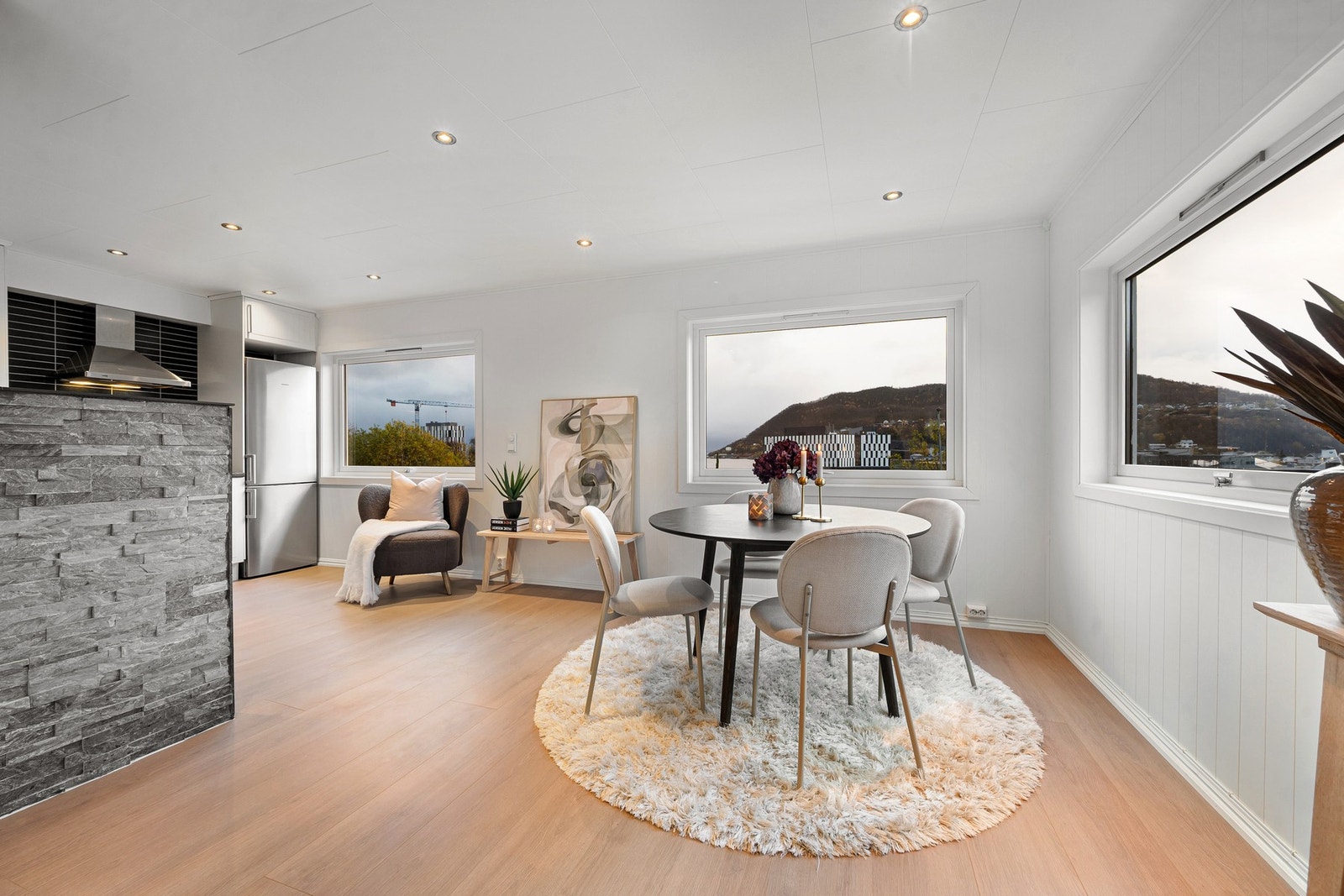 Planløsningen gir et åpent og sosialt oppholdsrom med ulike møbleringsmuligheter Galleribilde