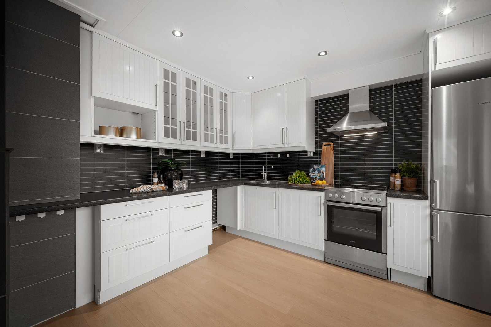 Kjøkkenet er oppgradert med IKEA-innredning i tidløs utførelse Galleribilde