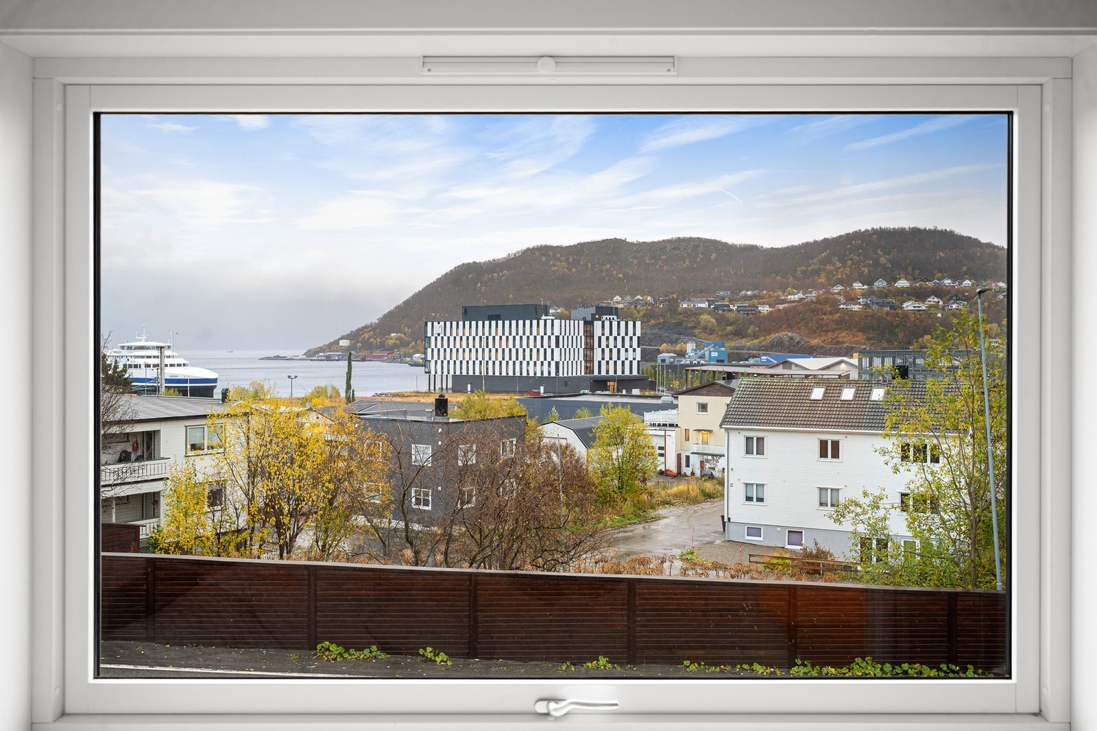 Leiligheten strekker seg over byggets to øverste plan og sørger for nydelig utsikt fra vinduene! Galleribilde