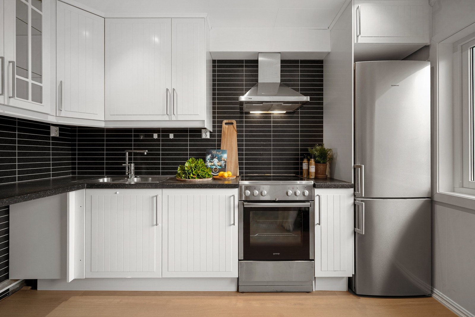 Hvite, profilerte fronter og benkeplate av laminat Galleribilde