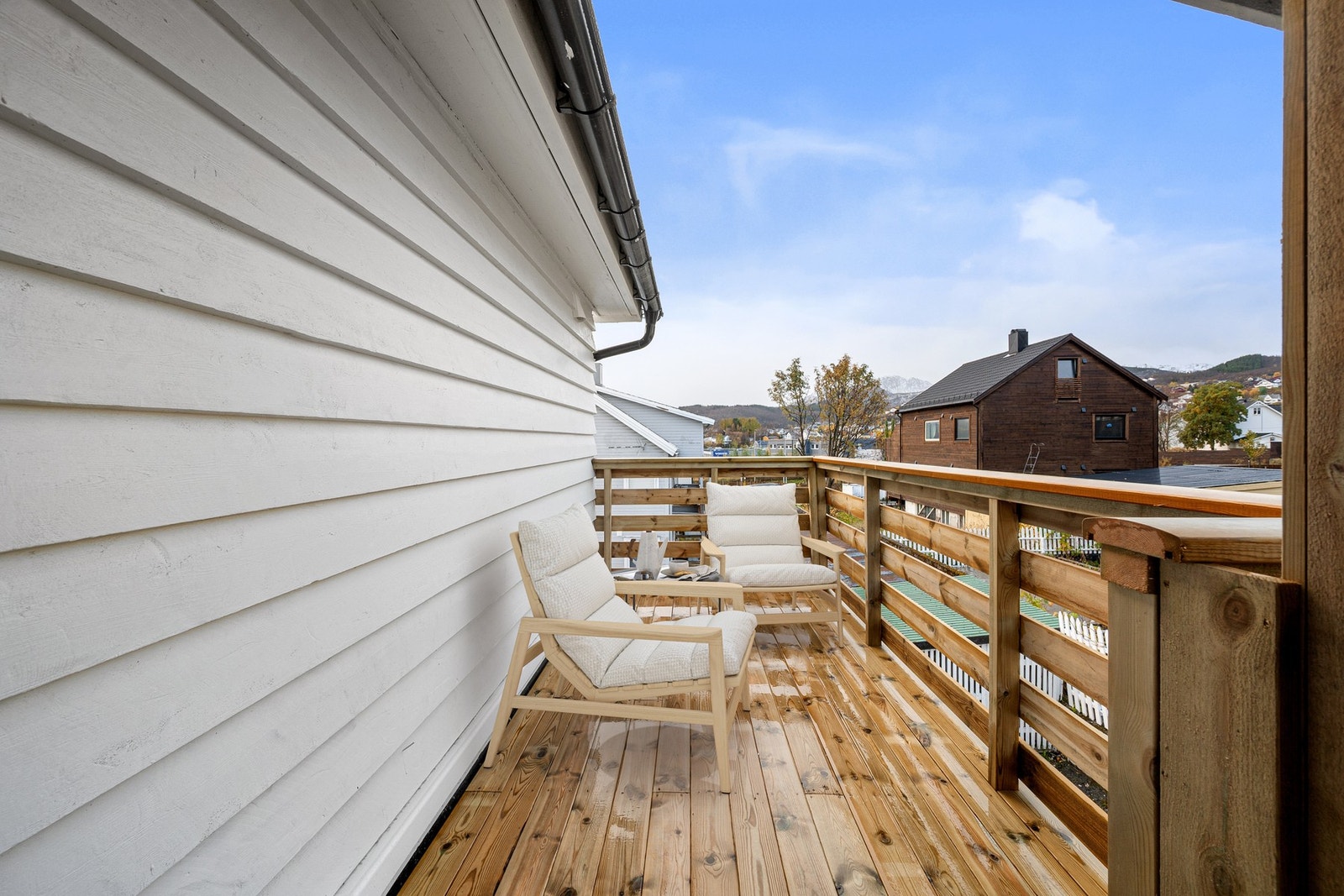 Balkong i 2. etasje er vestvendt med gode solforhold og gir et flott uteareal på sommerstid Galleribilde