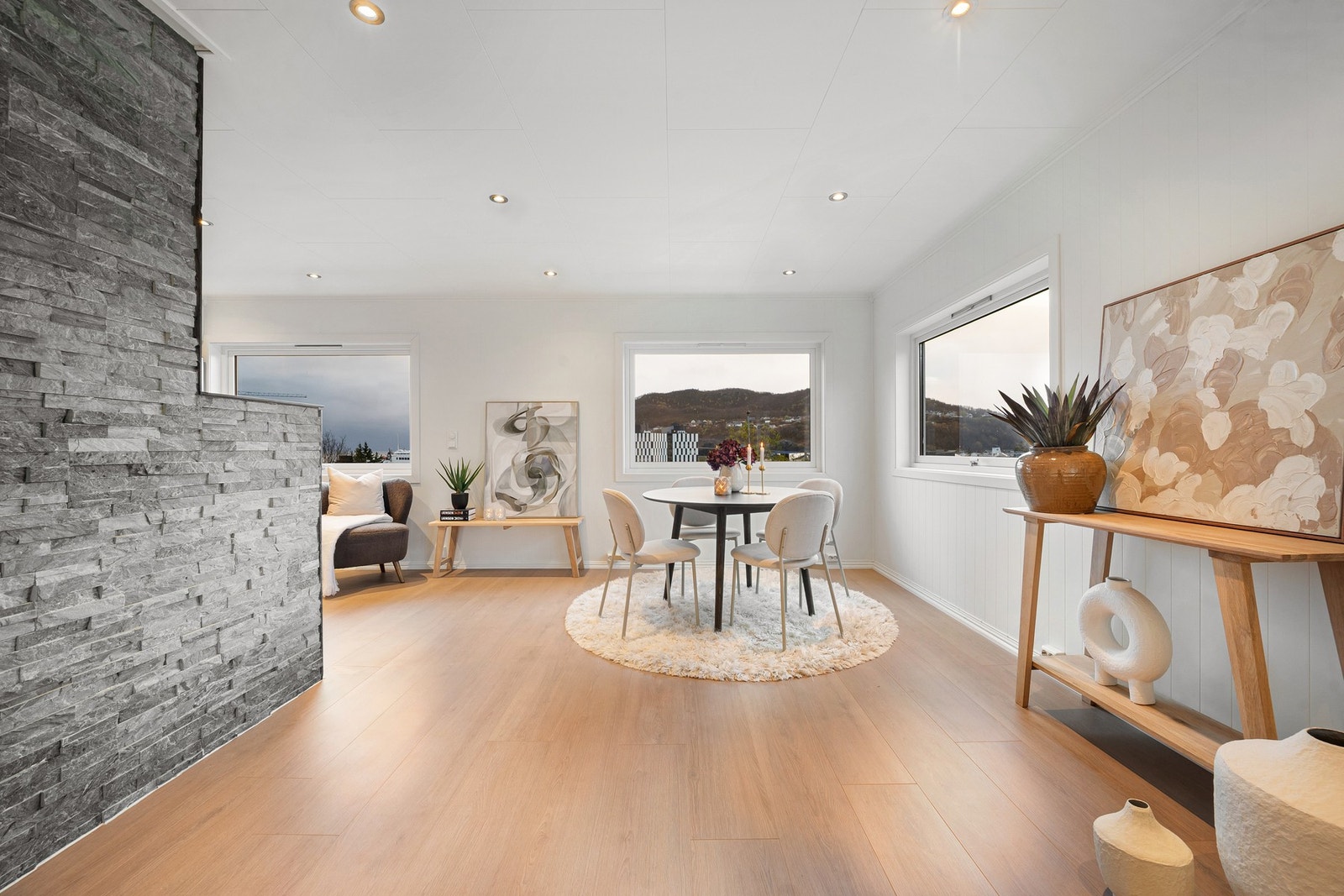 Velkommen inn - i hovedetasjen finner en stor og luftig stue! Galleribilde