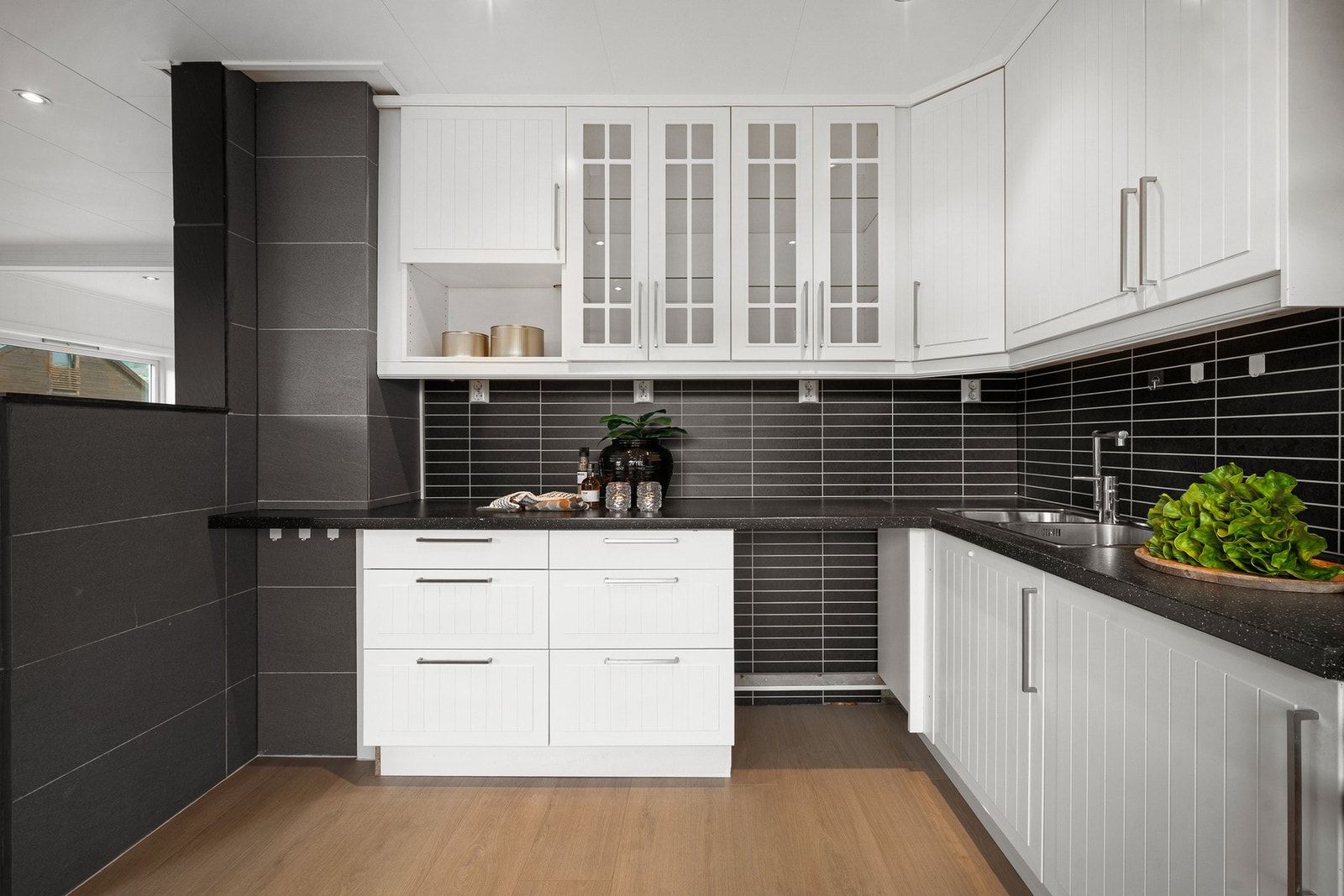 Takhøye overskap og god benkeplass gir rikelig oppbevaring og god plass til å kokkelere Galleribilde