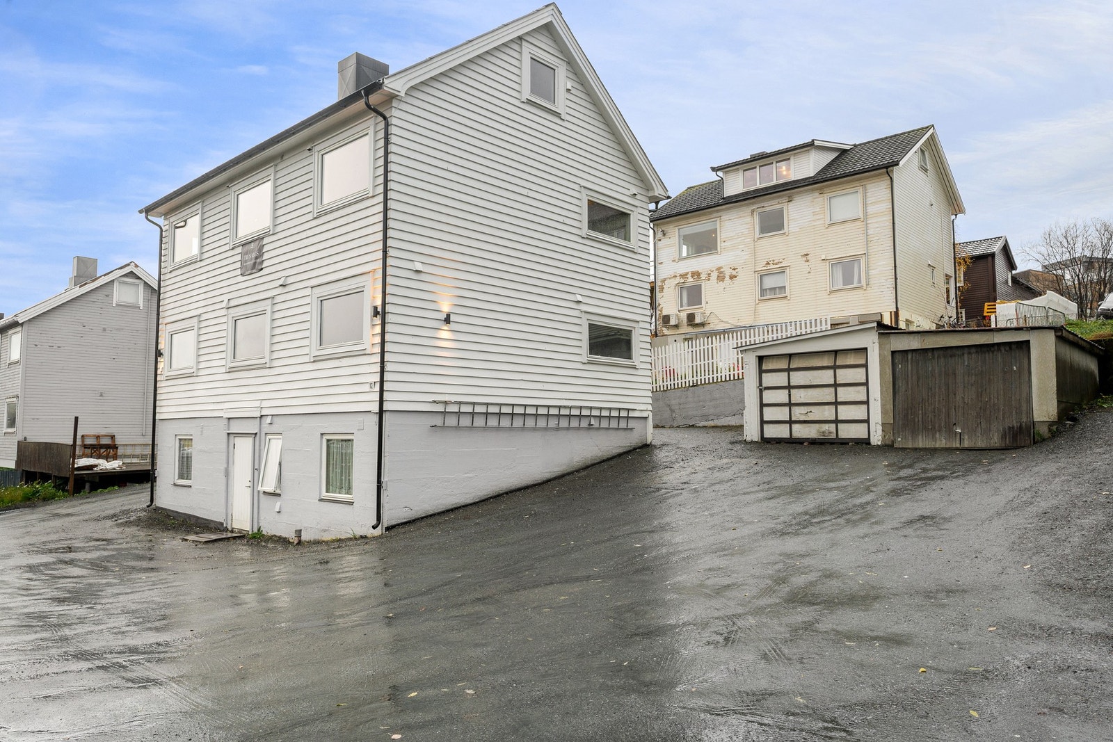 Garasjen til venstre tilhører denne seksjonen Galleribilde