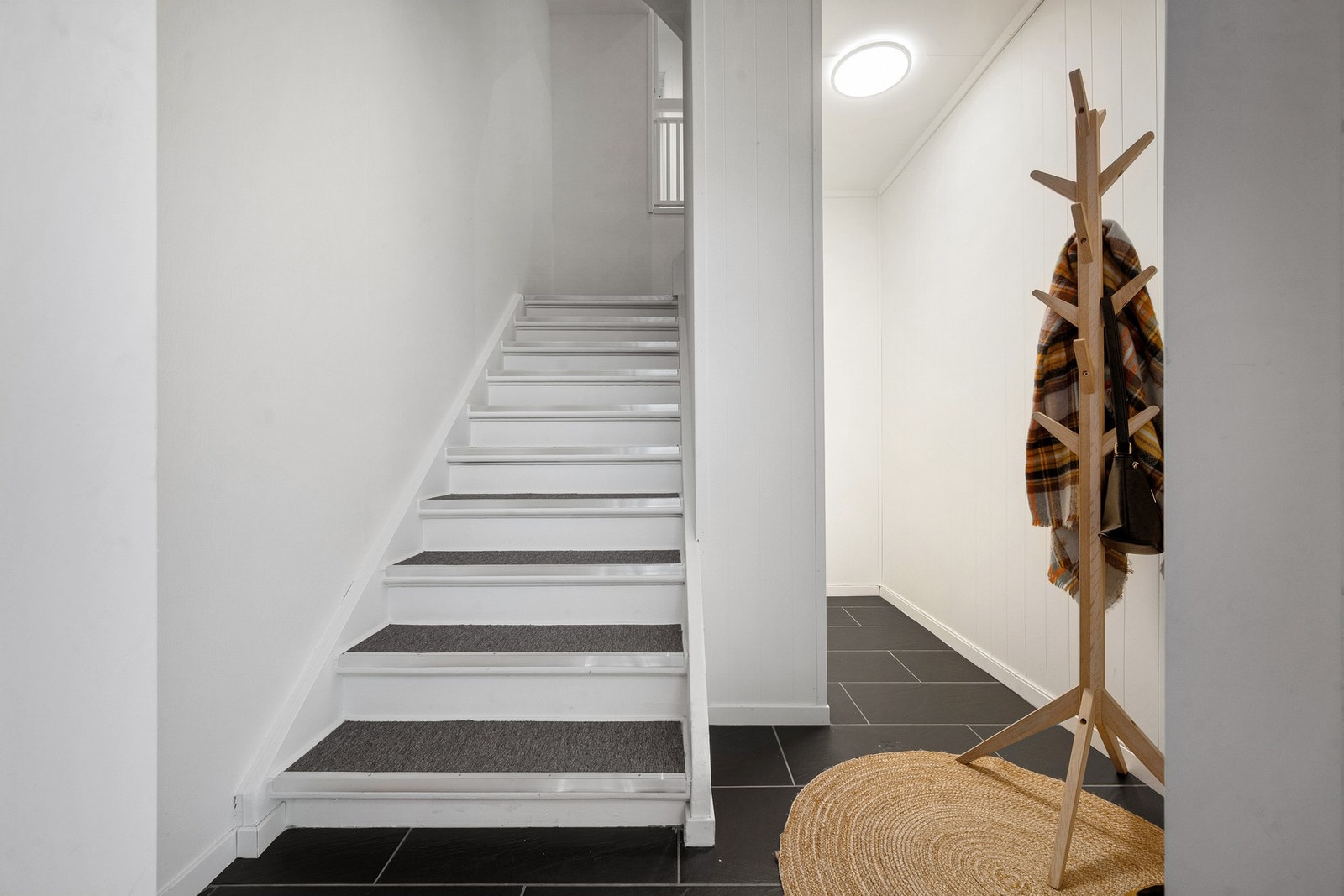 Flislagt entré med trapp opp til hovedetasje Galleribilde