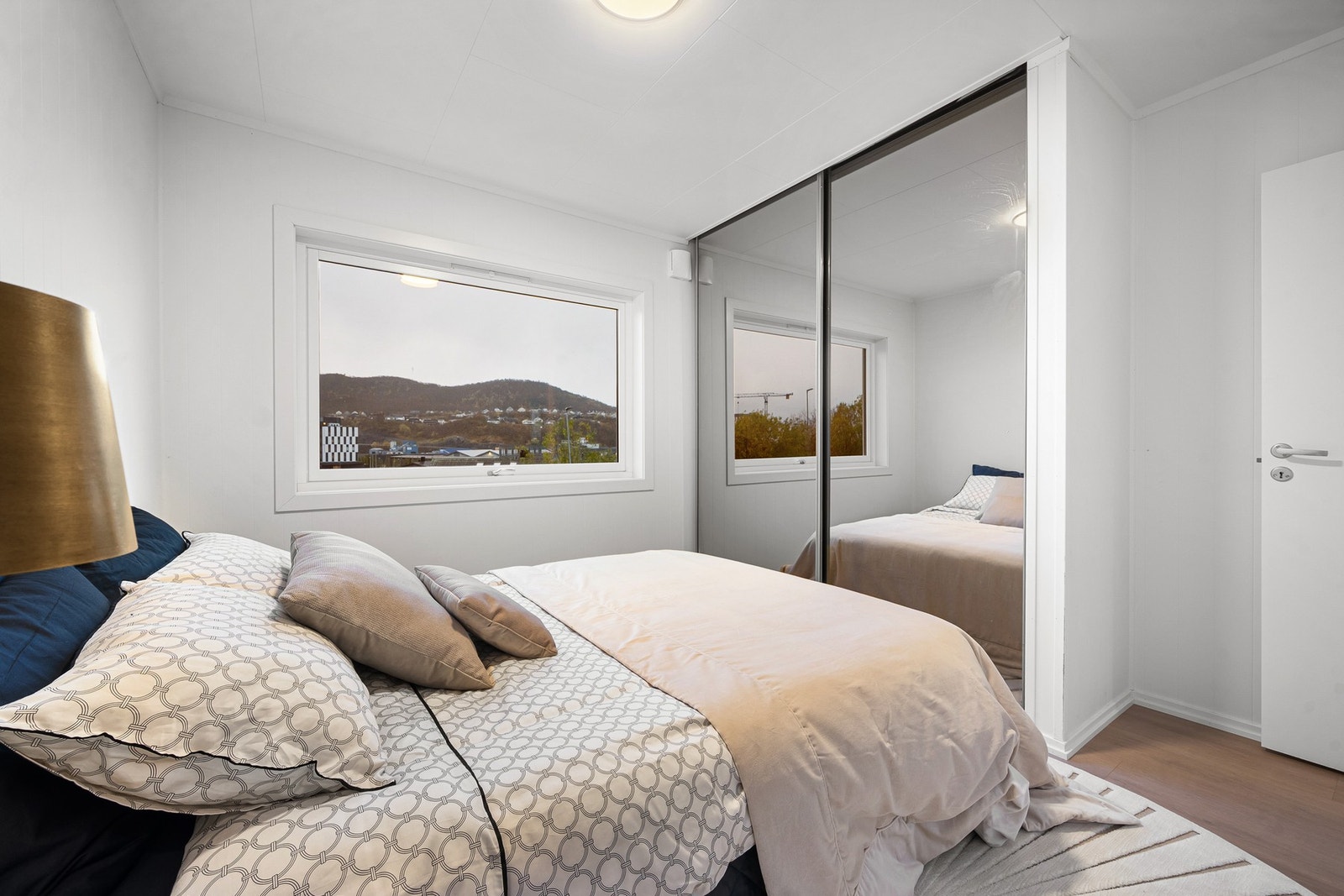 Innebygd skyvedørsgarderobe med speildører Galleribilde