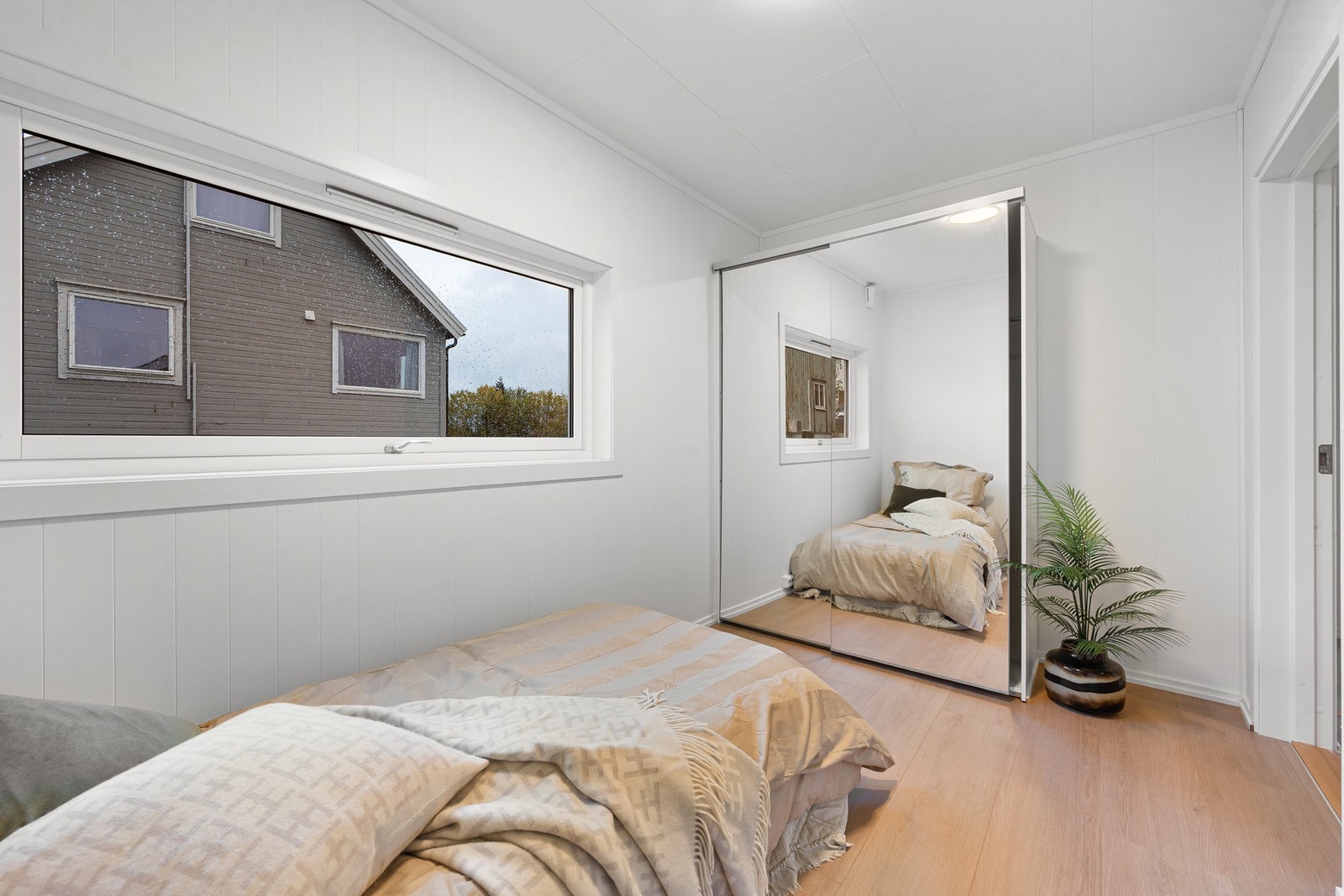 Her er det også tilhørende skyvedørsgarderobe Galleribilde