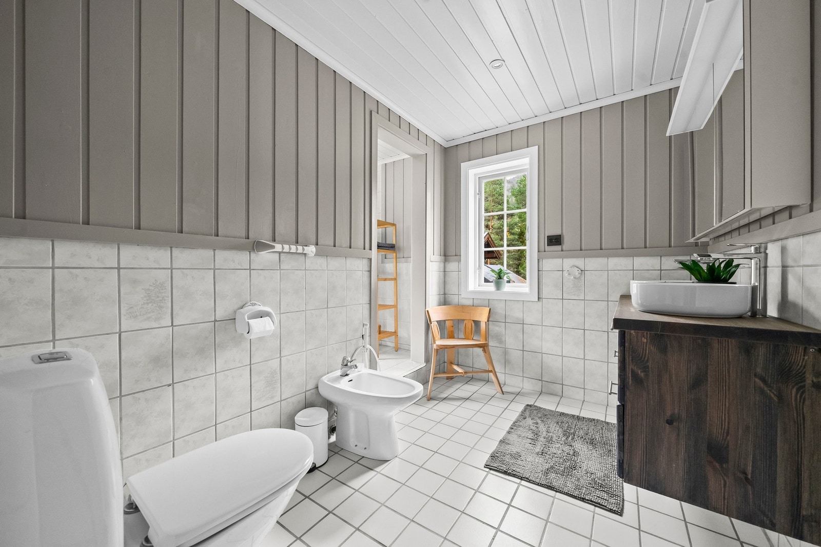 Våtrom 1. etasje. Flislagt bad og dusjkabinett. Galleribilde