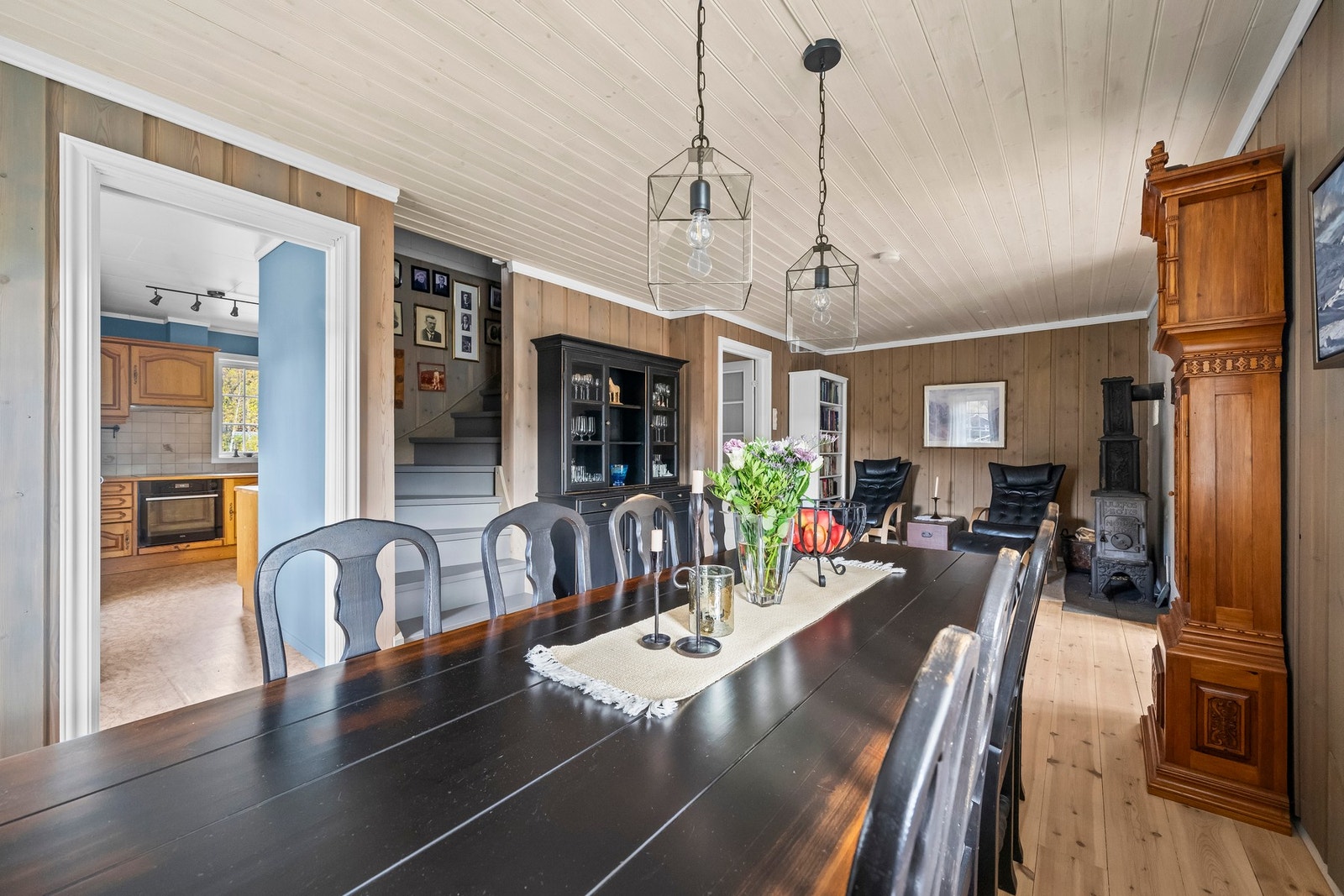 Store vindusflater slipper inn rikelig med naturlig lys og gir flott utsyn mot hagen og omkringliggende natur. Galleribilde