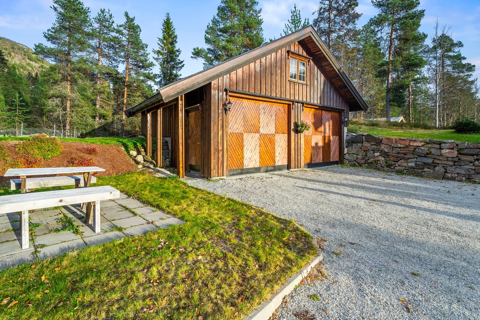 Separat dobbelgarasje/snekkerverksted. Galleribilde