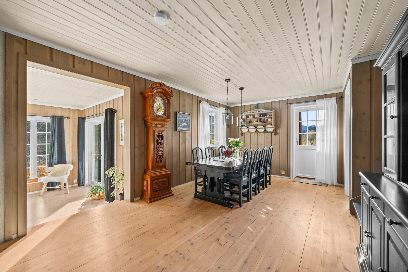 Romslig og sjarmerende spisestue med god plass til langbord - perfekt for hyggelige måltider og sosiale sammenkomster. Galleribilde