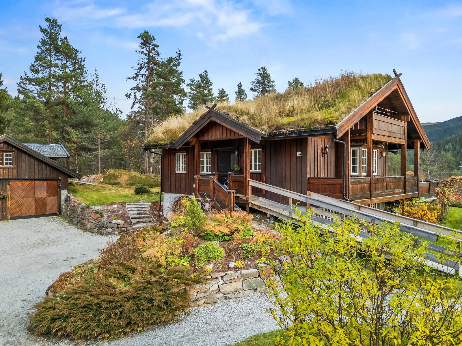 Sjarmerende og tradisjonsrik bolig med torvtak og vakker tømmerstil. Boligen har en lun og innbydende atmosfære, med overbygget inngangsparti og stor terrasse som gir flott utsikt mot omkringliggende landskap. Galleribilde