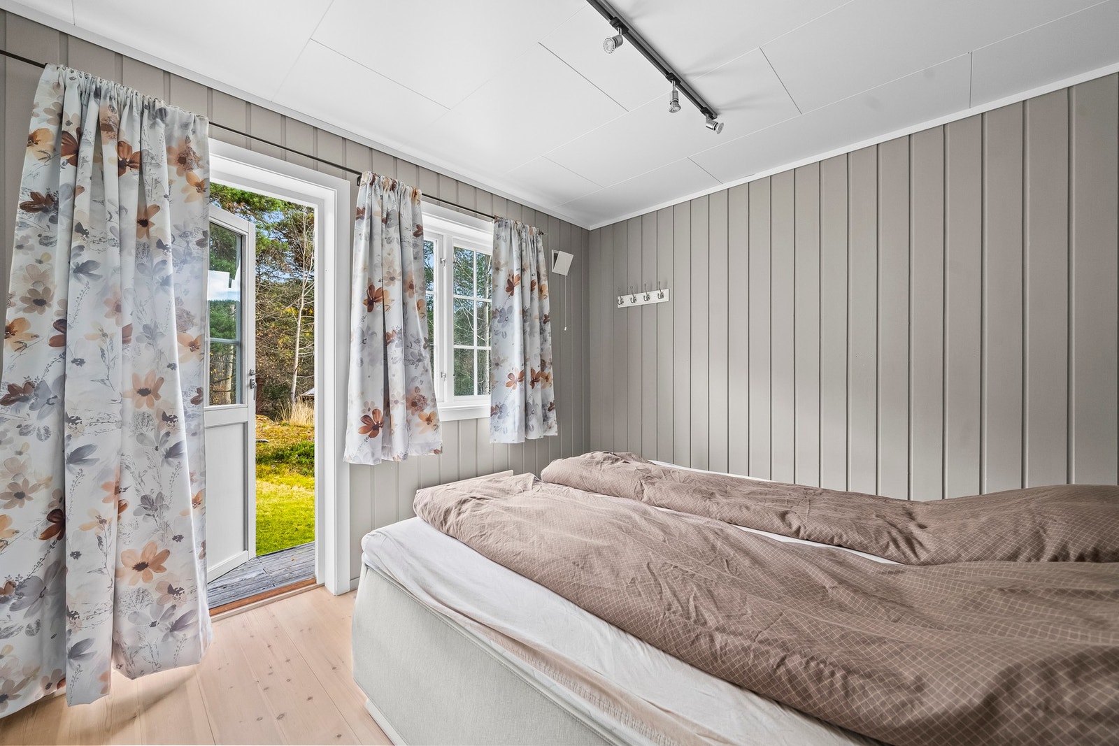 Hovedsoverom i boligens 1. etasje. Utgang til hageområde. Galleribilde