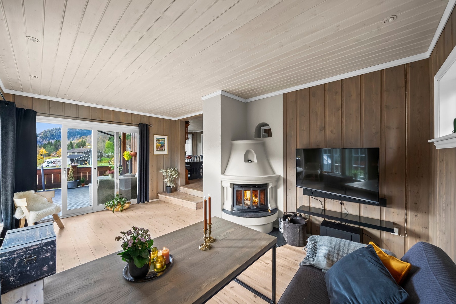 Romslig stue med smakfull og stilrent interiør. Galleribilde