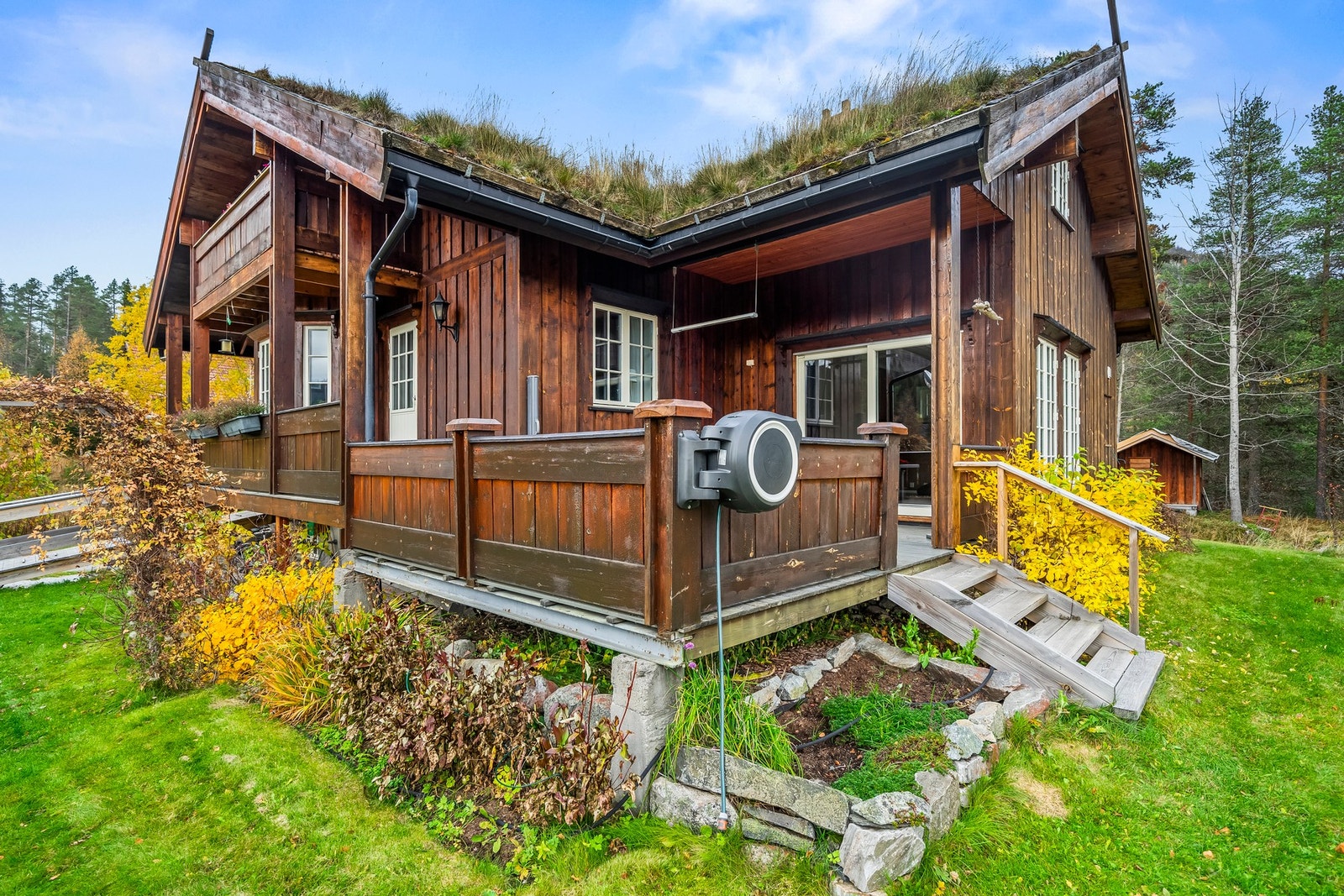 Utgang fra stue til sørvendt veranda på ca. 27 m2. Galleribilde