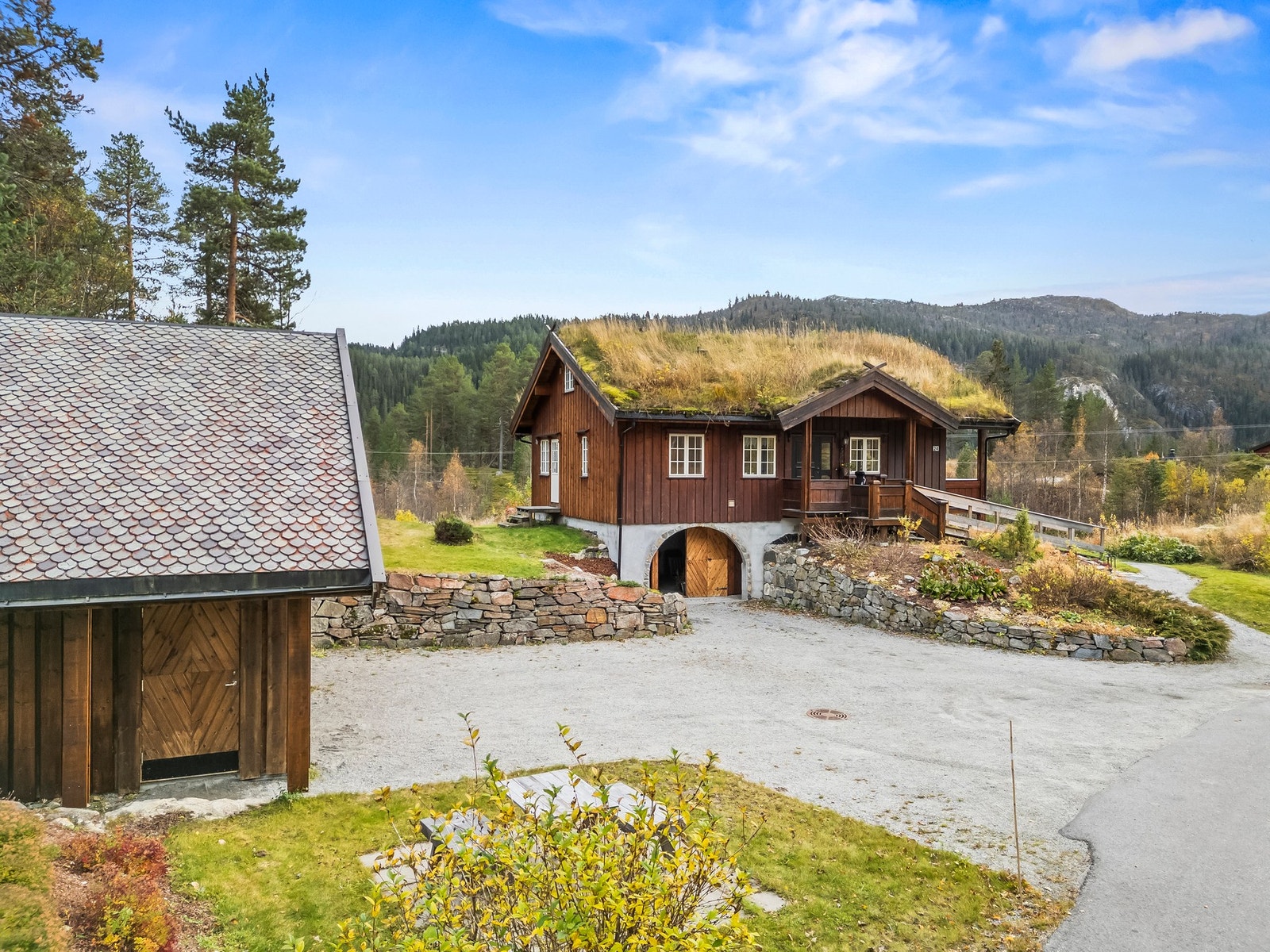 Usjenert og rolig beliggenhet. Garasje med inngang inn i kjelleretasje. Galleribilde