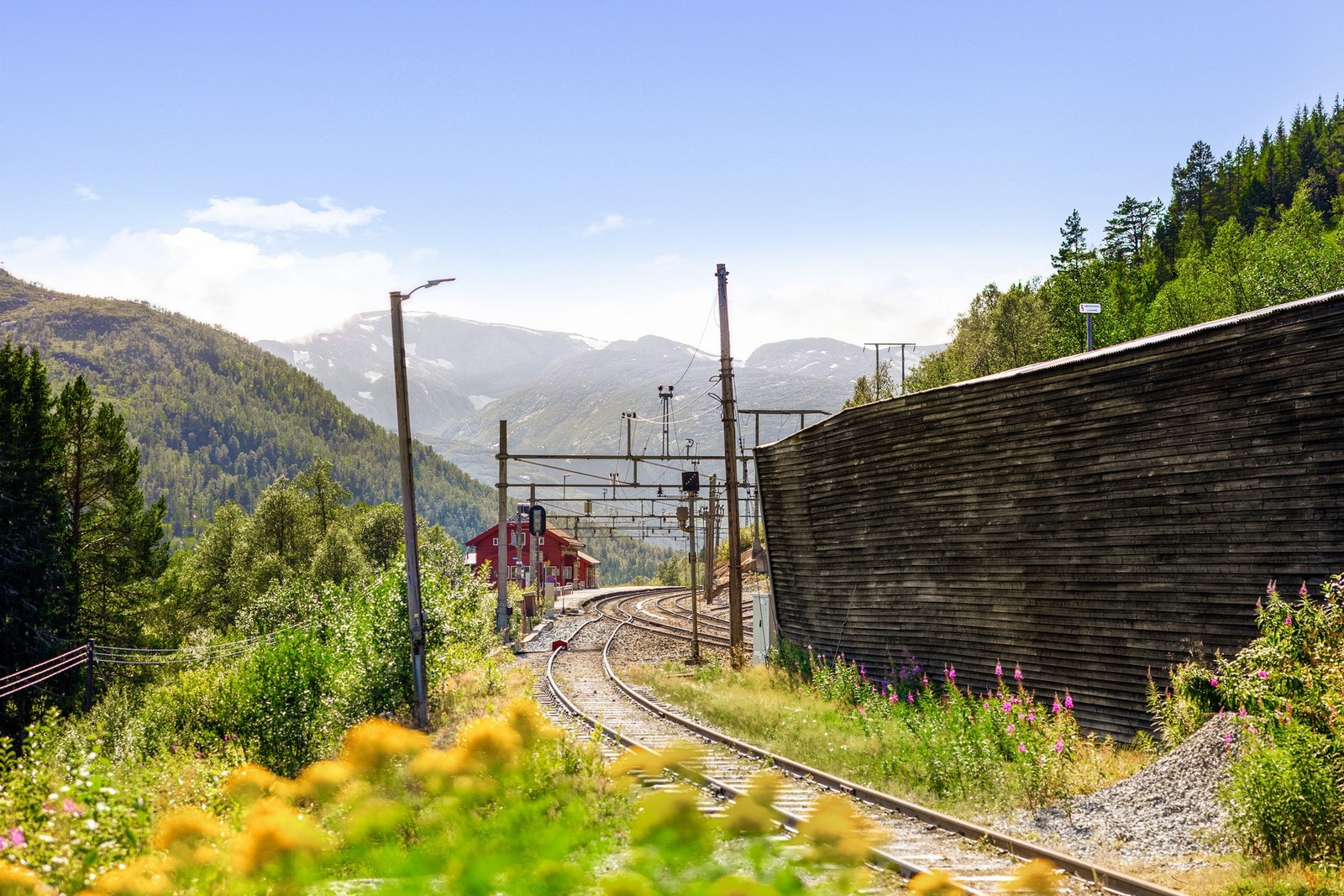 Mjølfjell Stasjon er ca. 250 meter fra boligen. Galleribilde