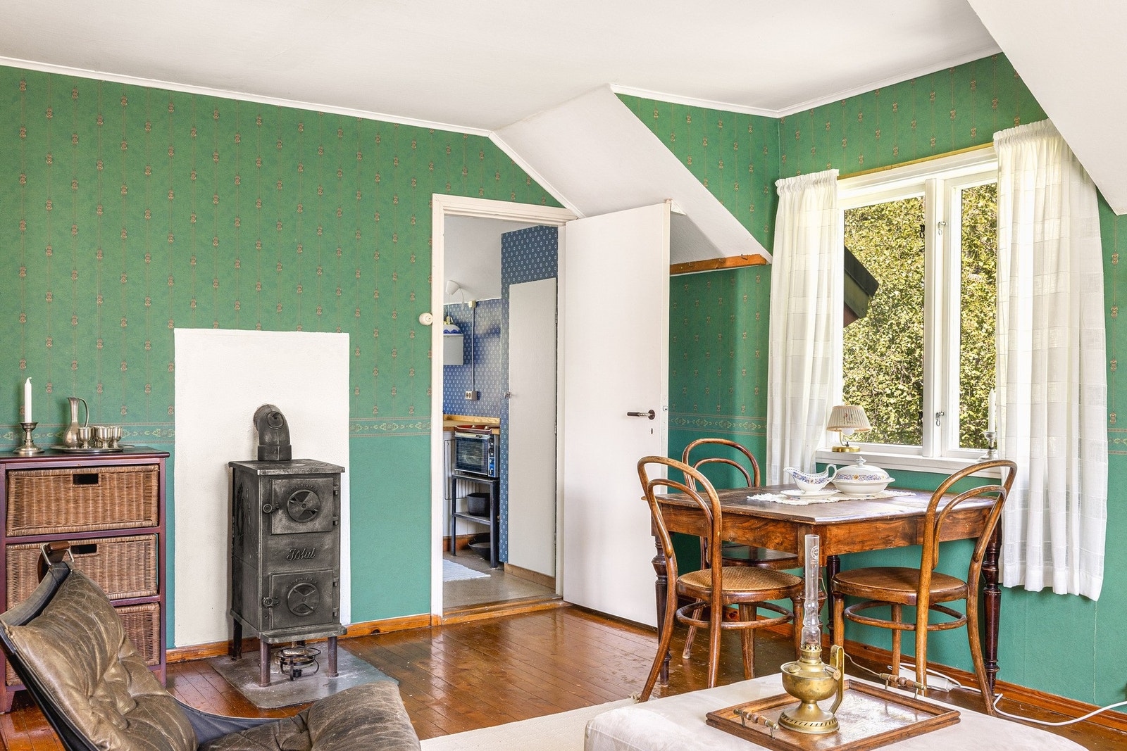 Ovnen i dette rommet er ikke funksjonell. Galleribilde