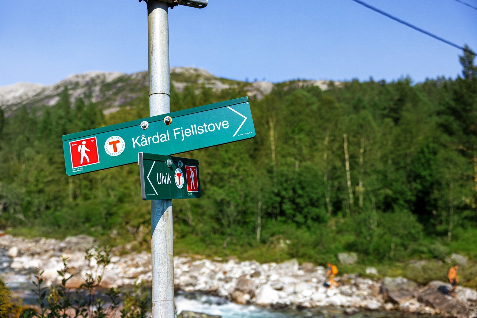 Det er ca. 3 km til Kårdal Fjellstove med Snarkjøp-butikk, bar med uteservering og hotellrom - for å nevne noe. Galleribilde