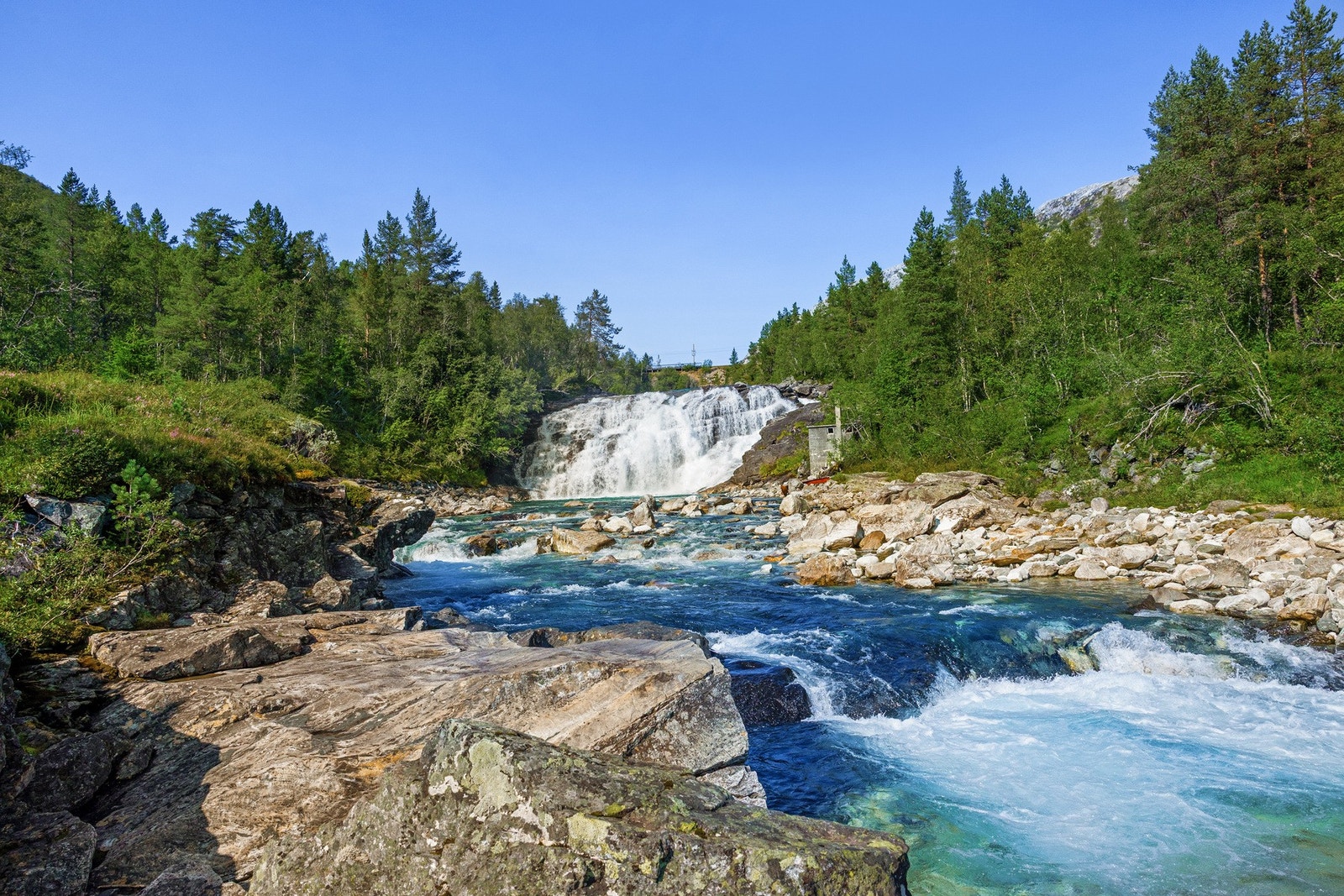 Det tar ca. 5 minutter å gå til Rjoandfossen, et perfekt sted å kjøle seg ned på varme sommerdager. Galleribilde