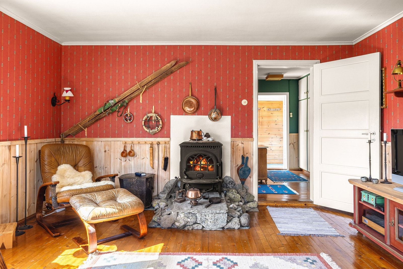 Vedovn i TV-stue. Galleribilde