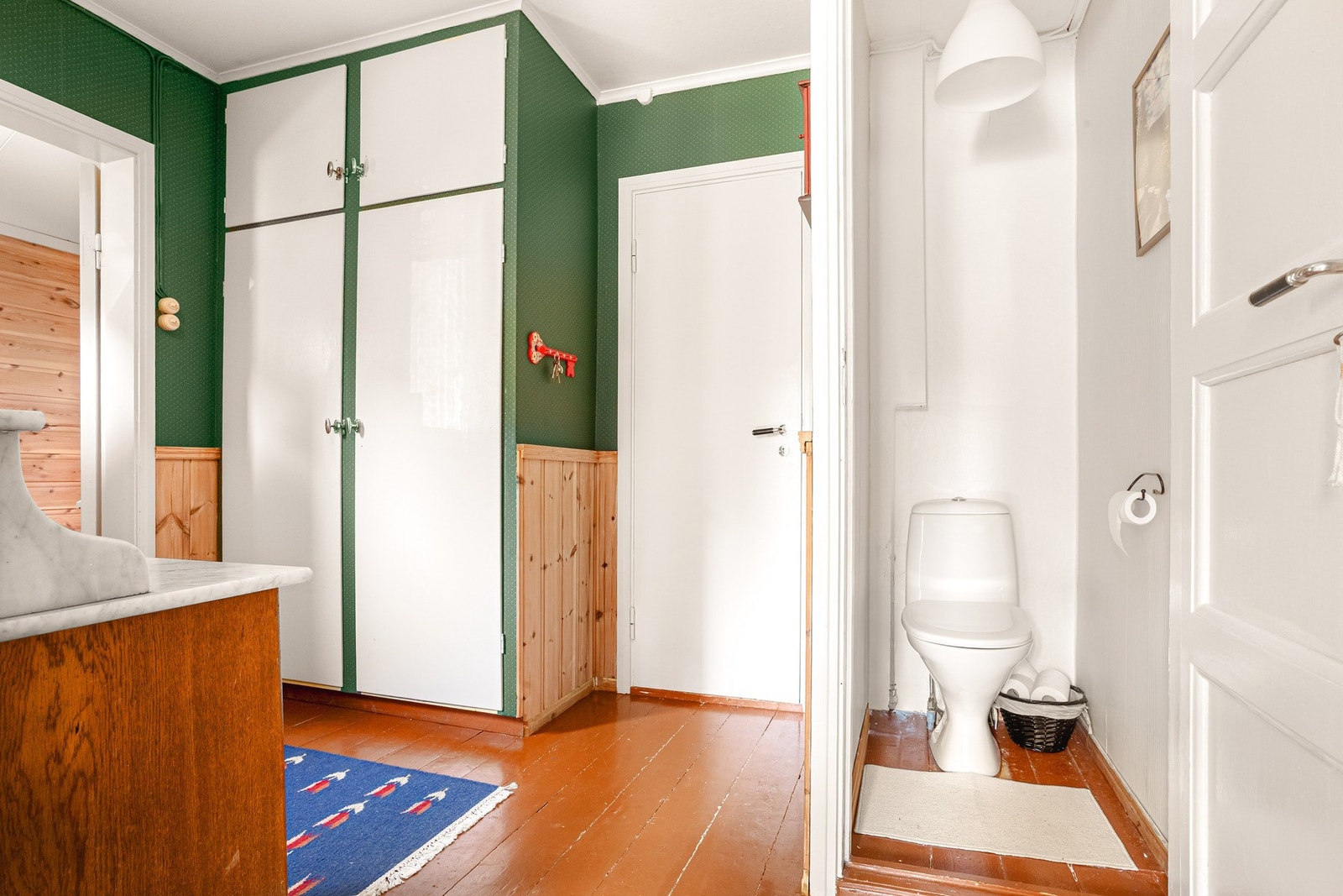 I 1. etasje er det toalettrom, kjøkken, stue, spisestue og to soverom. Galleribilde