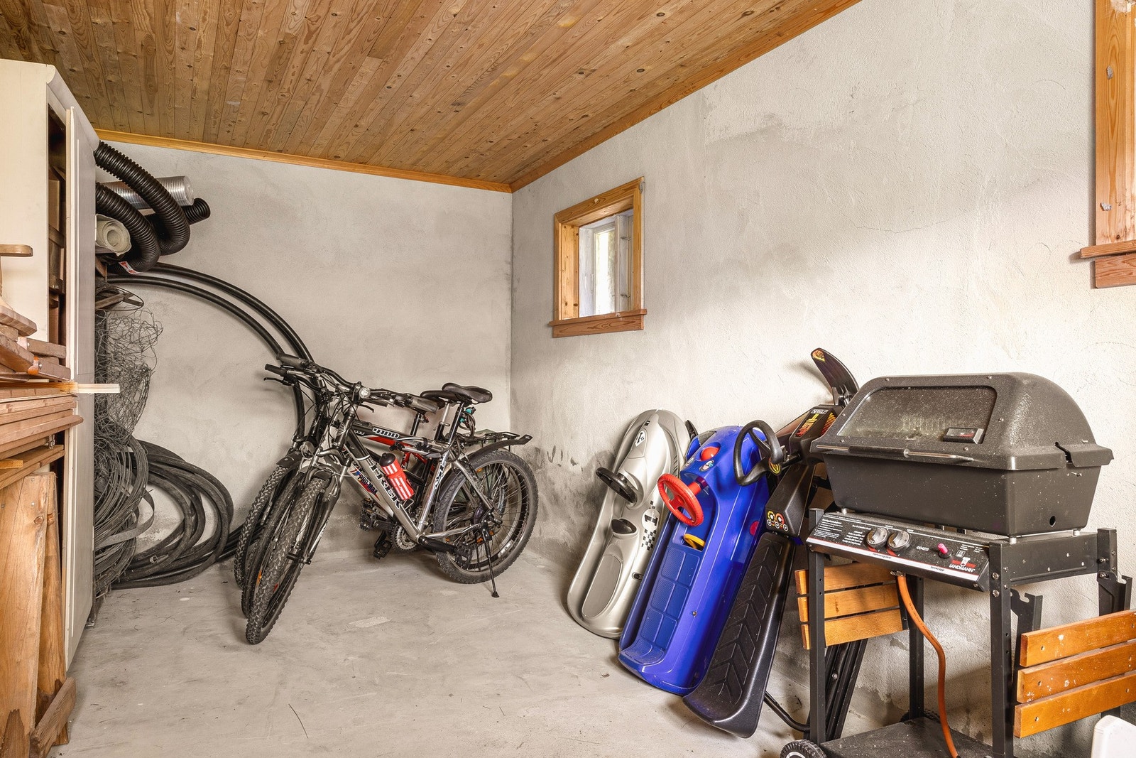 Kjelleretasje med god takhøyde og lagringsplass. Galleribilde