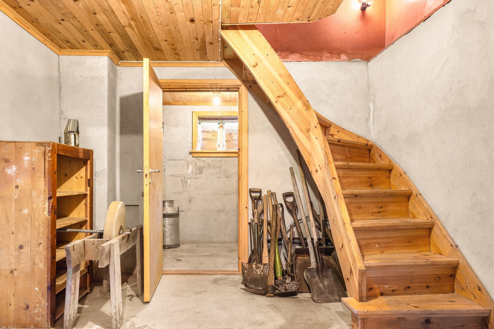 Vi beveger oss videre ned i boligens kjelleretasje. Galleribilde