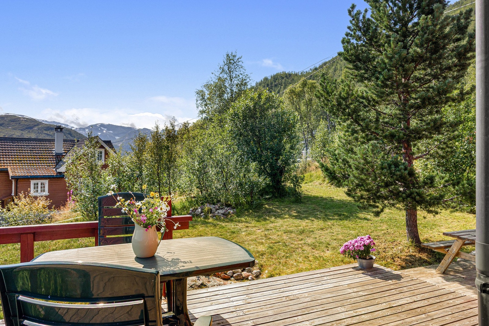 Boligen har en tomt på ca. 1869 kvm. Galleribilde