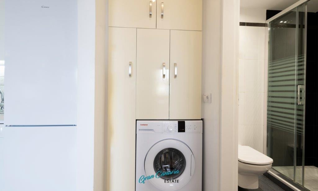 Skap med vaskemaskin under Galleribilde