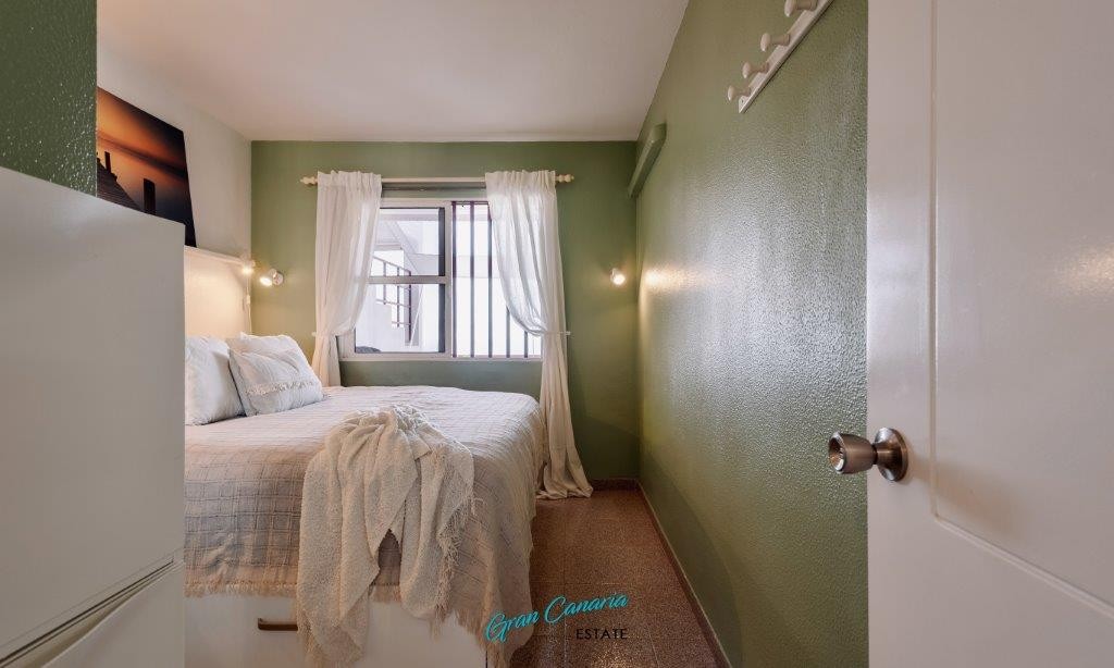 Lyst soverom med vindu ut mot terrassen Galleribilde