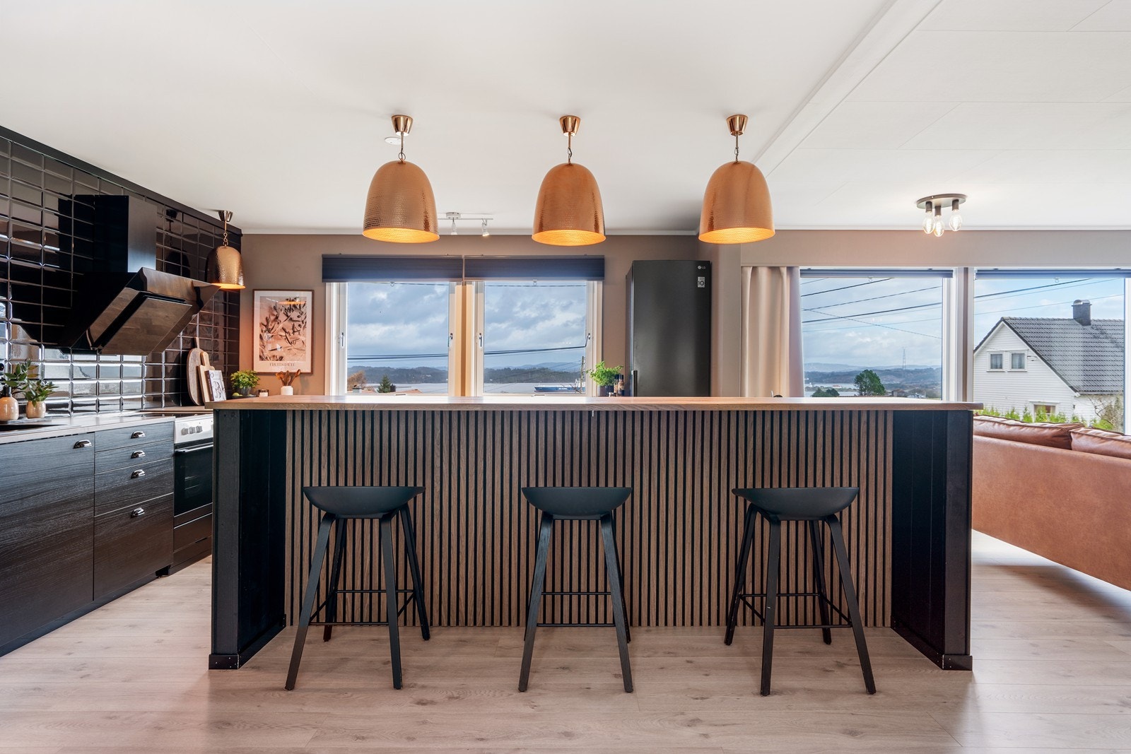 Den store kjøkkenøyen har også praktisk spiseplass - et fint sted å innta dagens frokost før jobb og skole starter Galleribilde