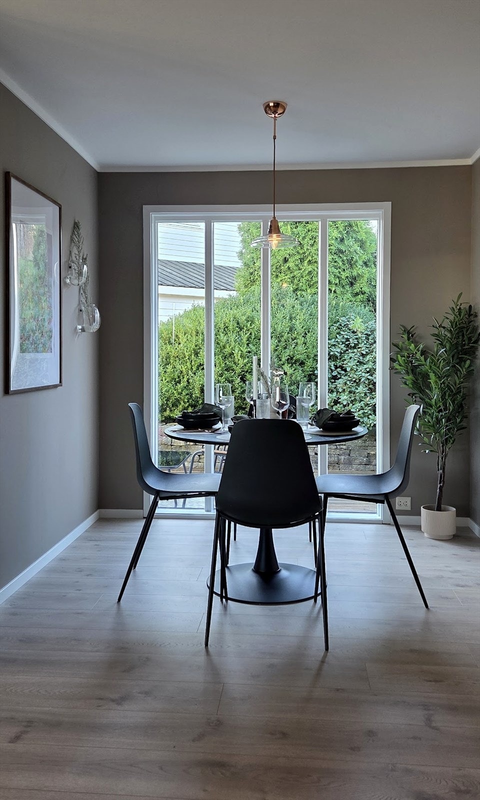 Plass til spisebord i egen sone (selgers bilde) Galleribilde