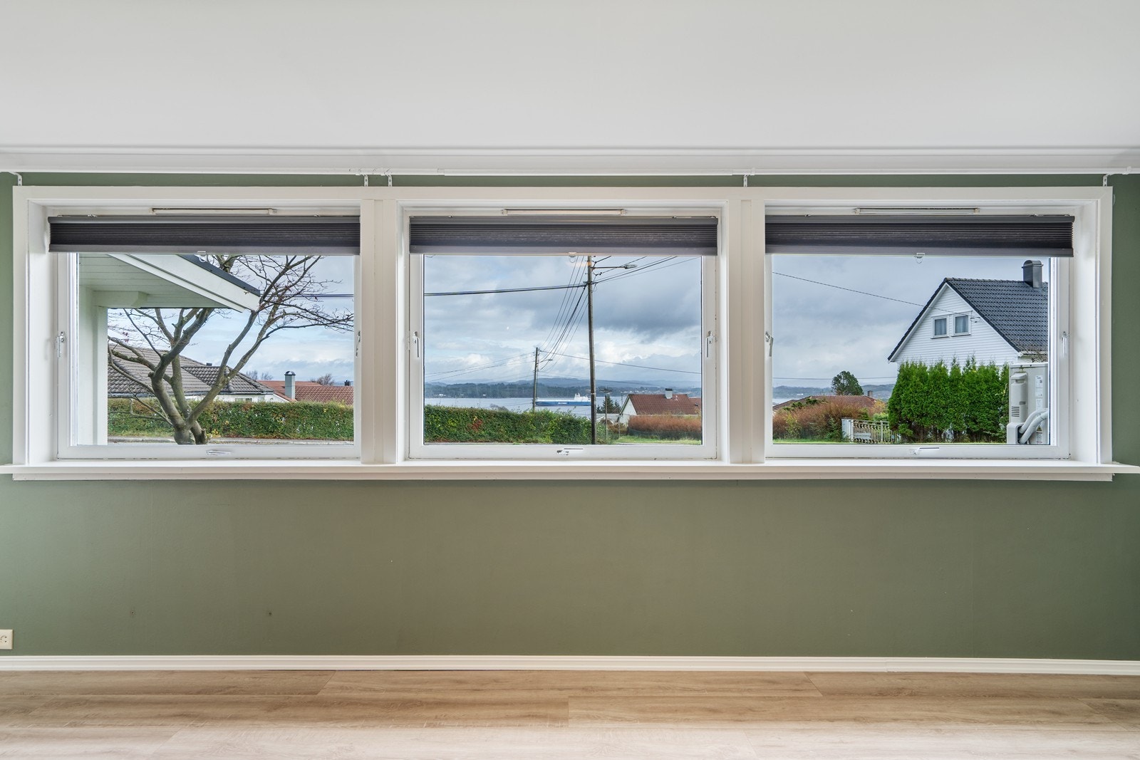 Også dette rommet kan by på store vinduer med fin utsikt mot Karmsundet Galleribilde