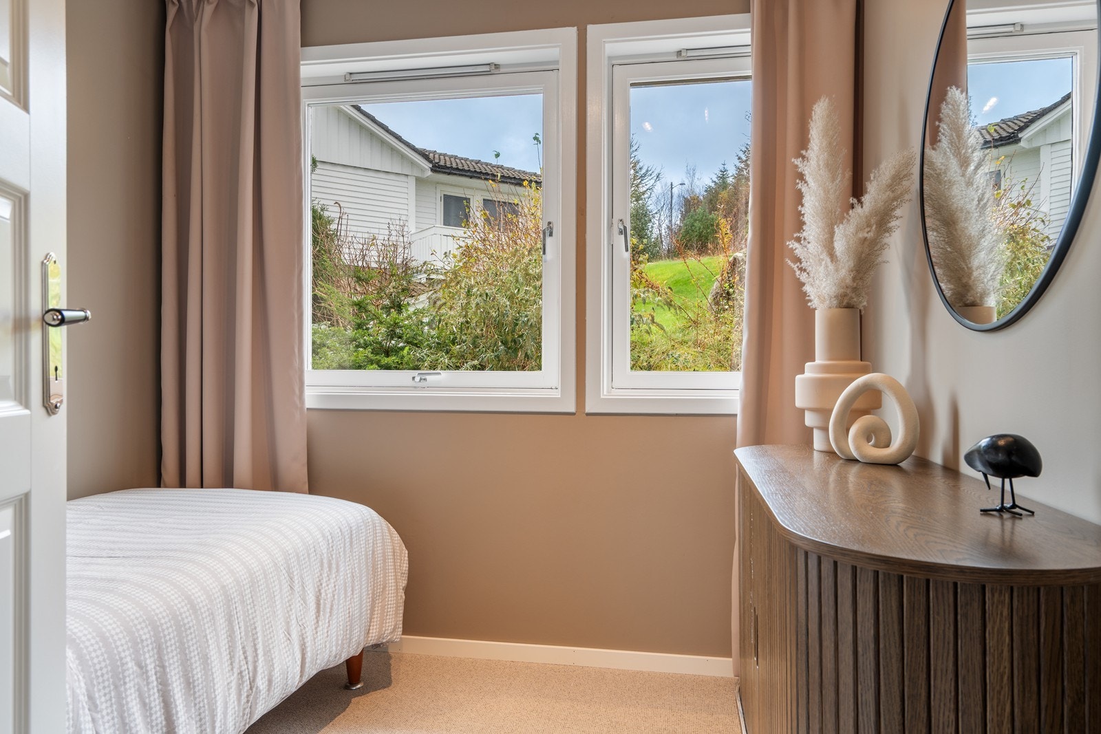 Soverom nr. 3 fungerer utmerket som barnerom, gjesterom eller hjemmekontor Galleribilde