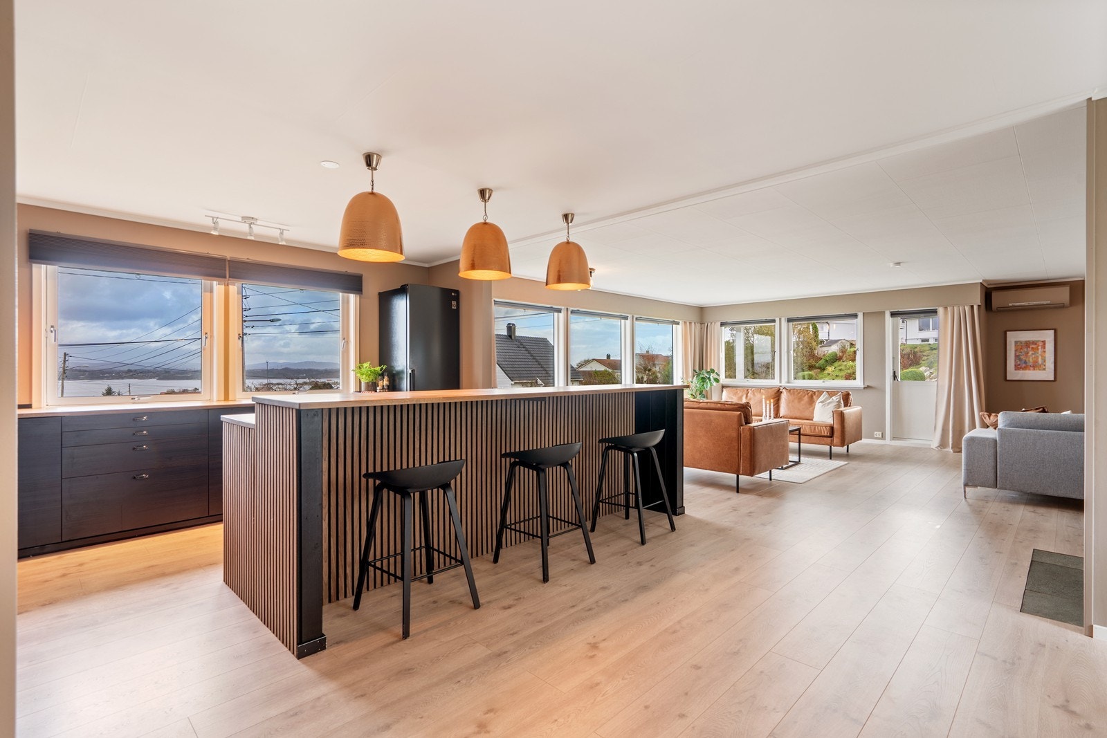 De store og mange vinduene sørger for masse naturlig lysinnslipp Galleribilde