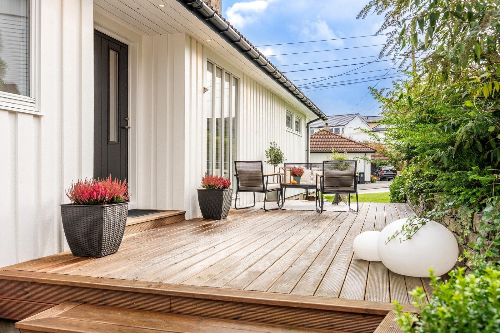 Koselig uteplass ved inngangspartiet i boligens 1. etasje Galleribilde