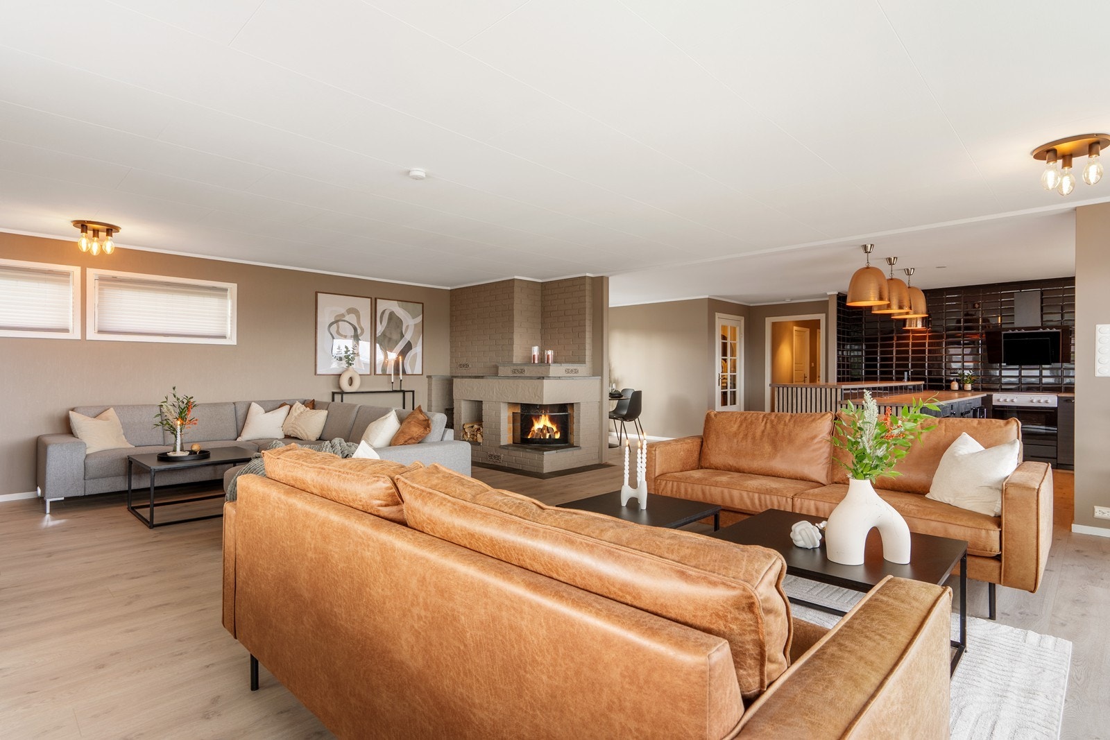 Den åpne stue- og kjøkkenløsningen gir et meget sosialt og hyggelig rom å oppholde seg i Galleribilde