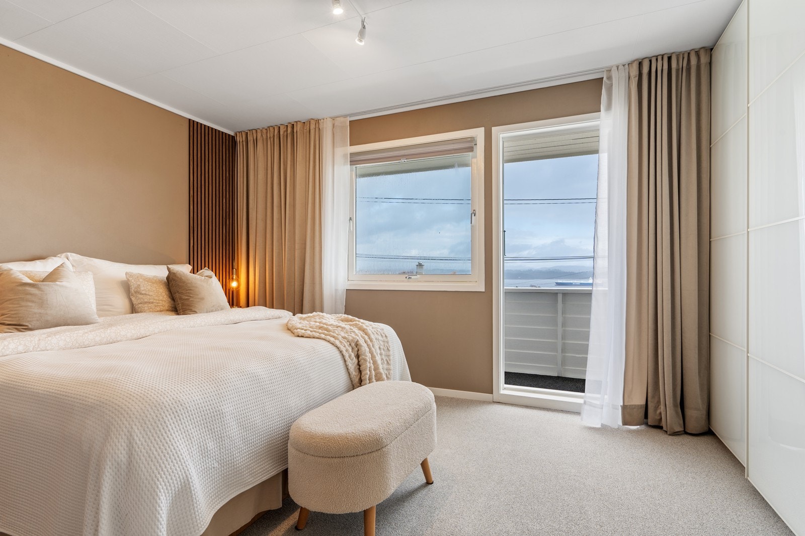 Det er totalt syv soverom i boligen - tre av soverommene befinner seg i boligens 1. etasje Galleribilde