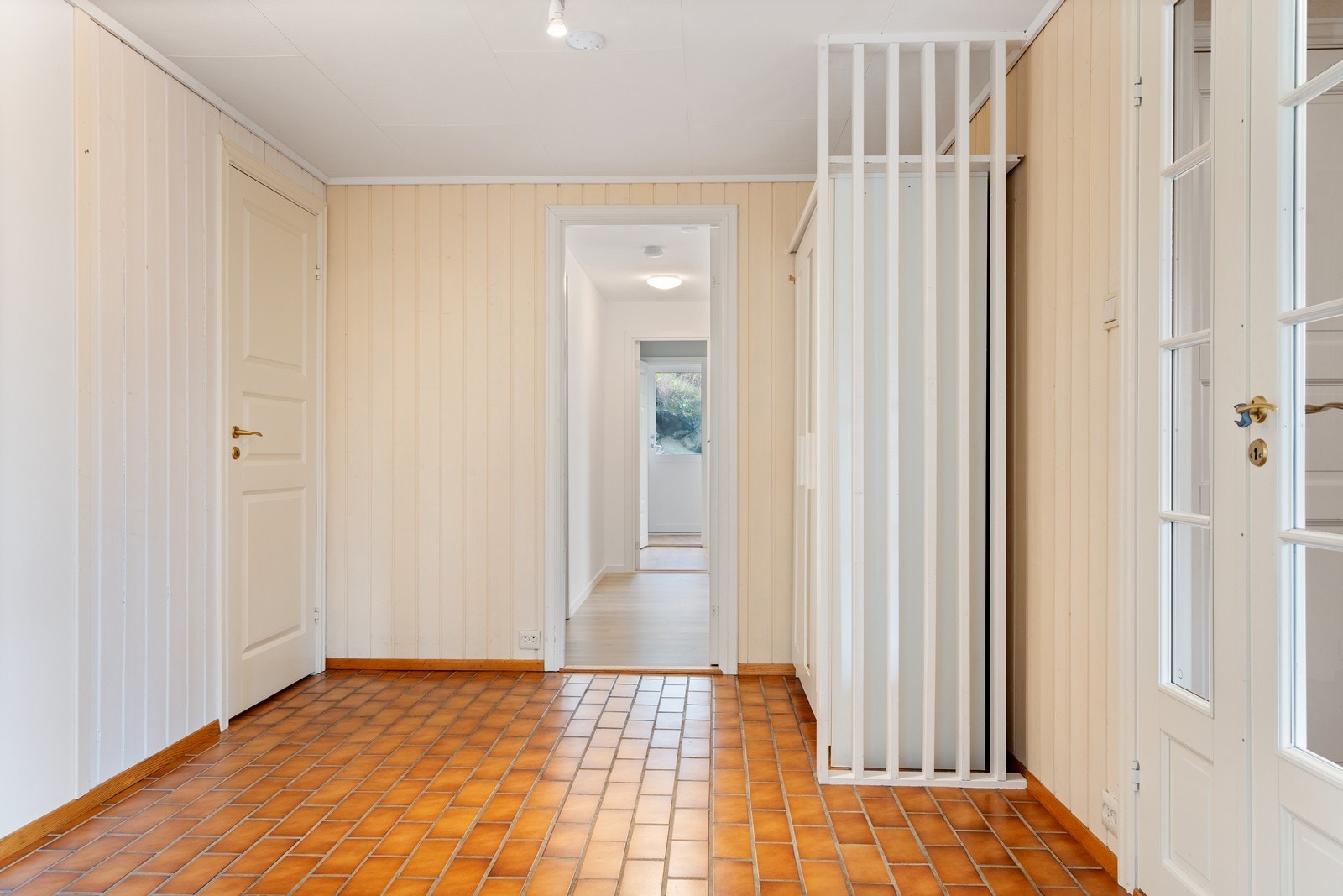 Her er det god plass til sko og yttertøy Galleribilde