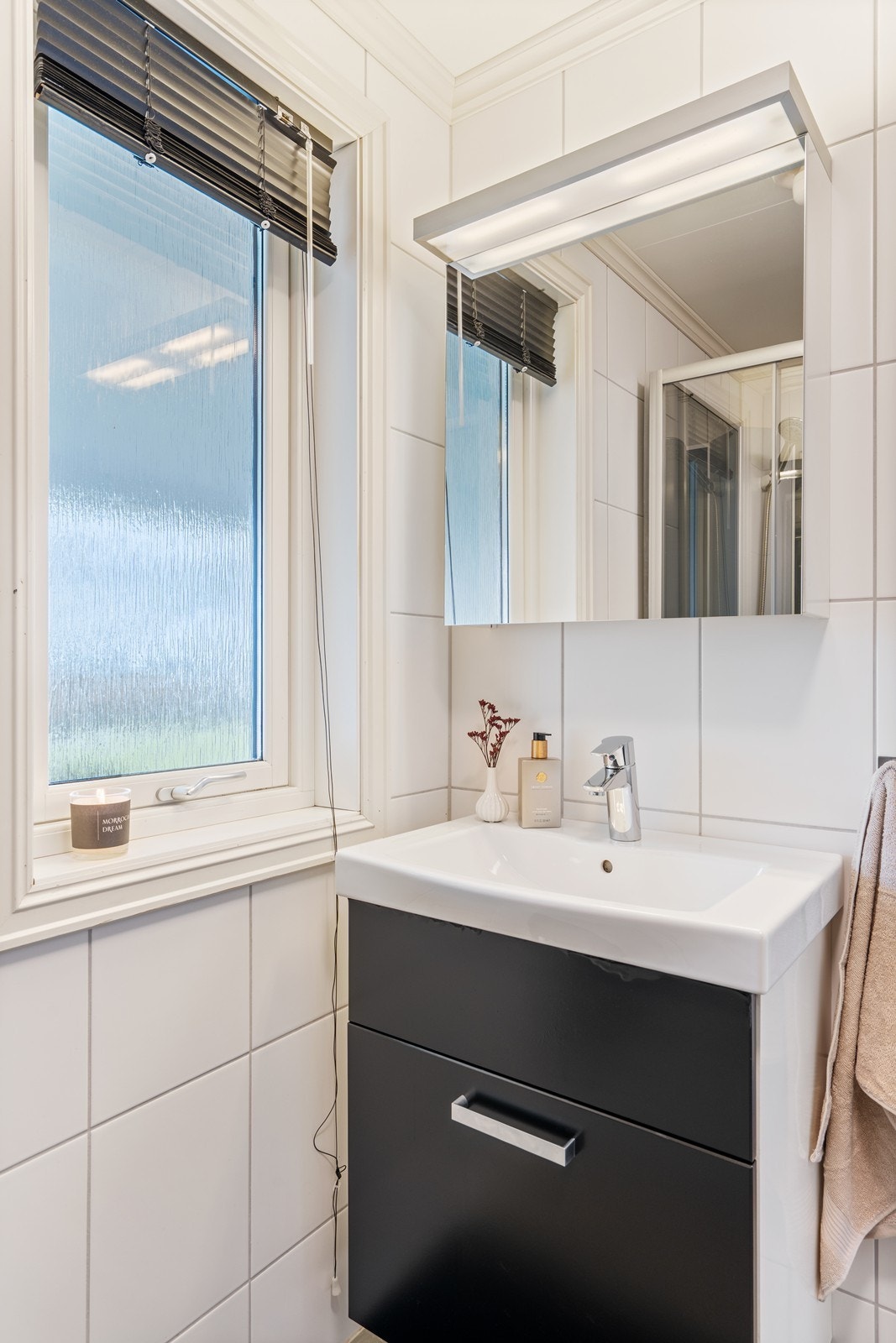 Baderomsinnredning med skuffe til oppbevaring Galleribilde