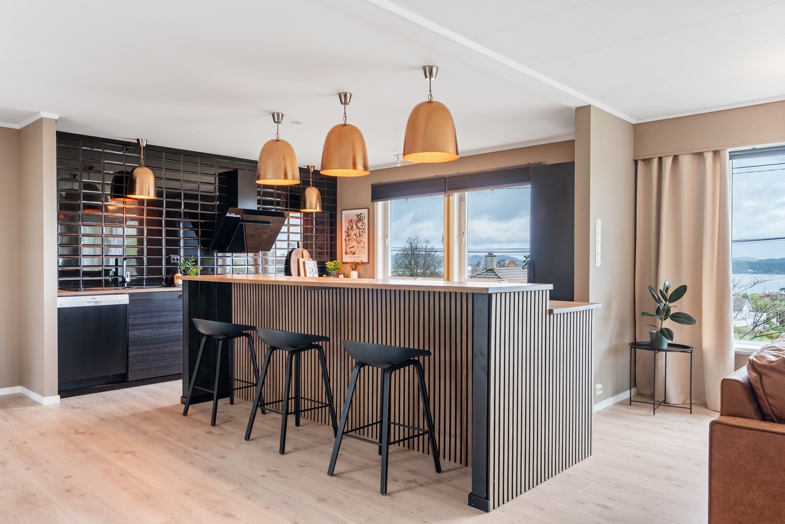 Boligen kan by på et moderne og pent kjøkken med masse skap- og benkeplass Galleribilde